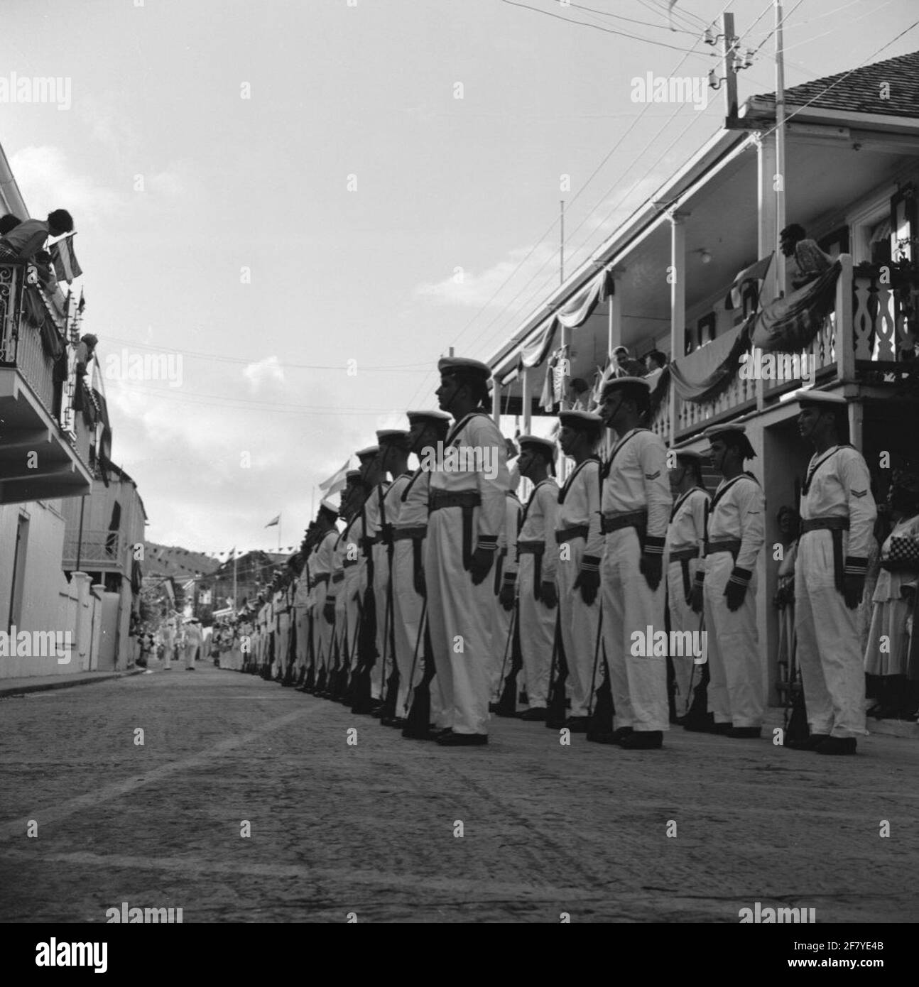 La garde armée a agi à Philipsburg pendant la visite de Kruiser HR.Mme De Ruyter (C 801) à Saint-Martin, octobre 1955. Banque D'Images