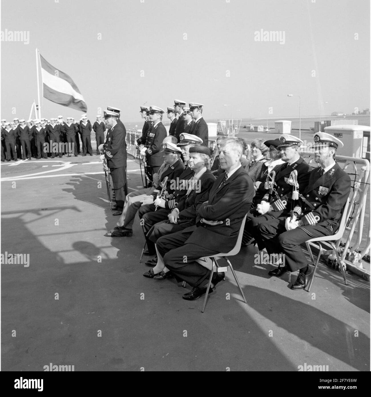 Auditoire du transfert de commandement en mars 1990 de la S-Fregat HR.Mme Jan van Brakel (1983-2001). L'ancien commandant Capitaine Lieutenant-Ter-Zee W.J.e. Van Rijn (1946) a lieu pour le nouveau CDT. Kltz p.j.h....m. Spruijt (1947). À la première rangée se trouve devant l'ancien Défense, le Dr P.B.R. De Geus (1929-2004), troisième du côté droit de capitaine-Ter mer ir. F.J. Schull à Peursum et quatrième de la première classe du lieutenant-Ter-Sea DS. J. Moens (1944). Sur la deuxième ligne, Kapitein-Ter-Zee t.l.C est à droite. Oomen (1942) et deuxième du juge de droite Captain-Ter Sea Les jeunes (1945). Banque D'Images