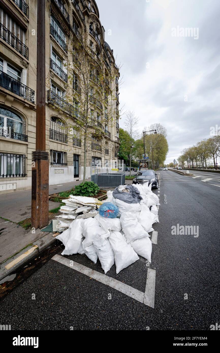 Paris, France. 09e avril 2021. Des tas de sacs poubelles se trouvent dans  un parking près de la Tour Eiffel. Les déchets encombrants sur le trottoir,  les poubelles débordant, les graffitis sur