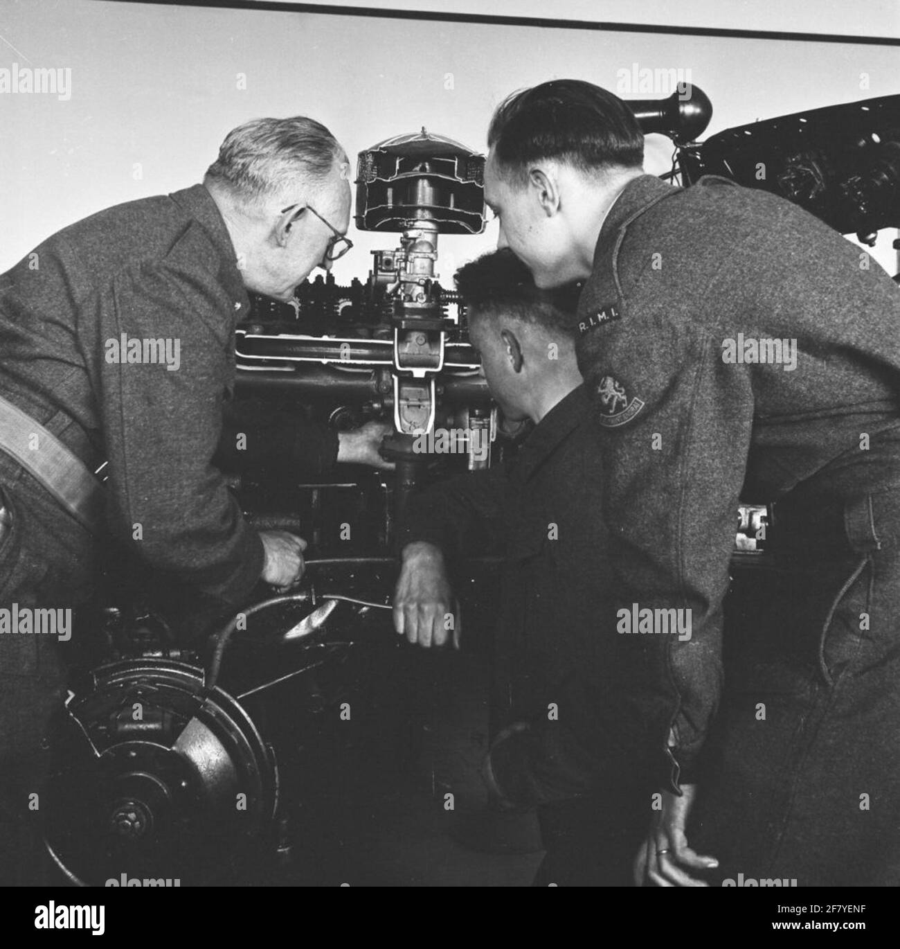 Soldats du R.I.M.I., réparation d'ameublement et d'inspection de matériel, avec un modèle à voie ouverte d'une automobile avec un arbre et un système de freinage. Banque D'Images