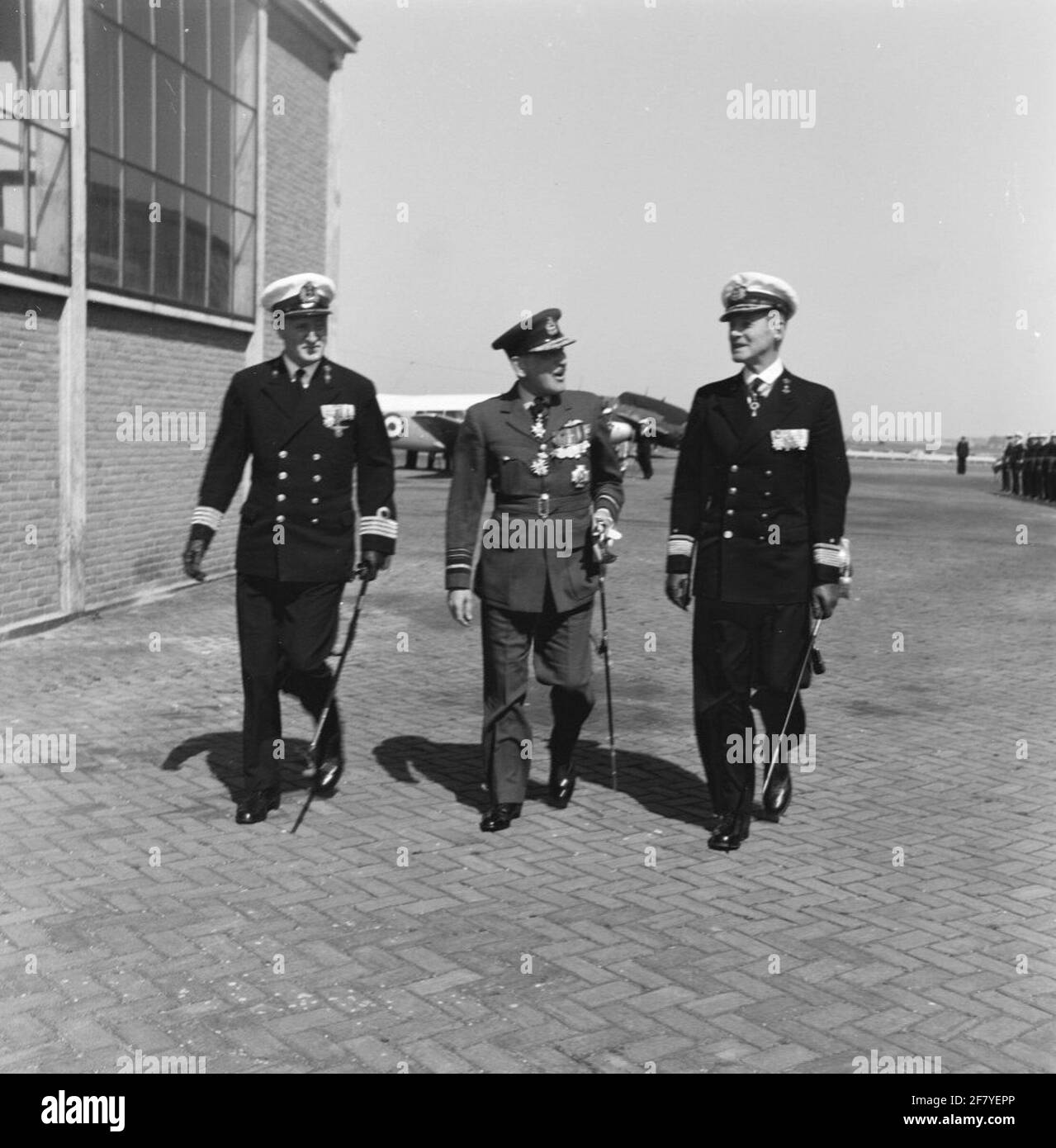 Réception en 1957 de l'officier commandant en chef de la Force aérienne royale (RAF) Commandant en chef de la Force aérienne côtière, le maréchal de l'Air Sir Brian V. Reynolds (1902-1965, Moyen) au MarineLiegkamp de Kooy (MVKK) par le commandant de la puissance navale aux pays-Bas (Czmned) schout-at-Night GB Fortuyn (1907-1972, à droite). Banque D'Images