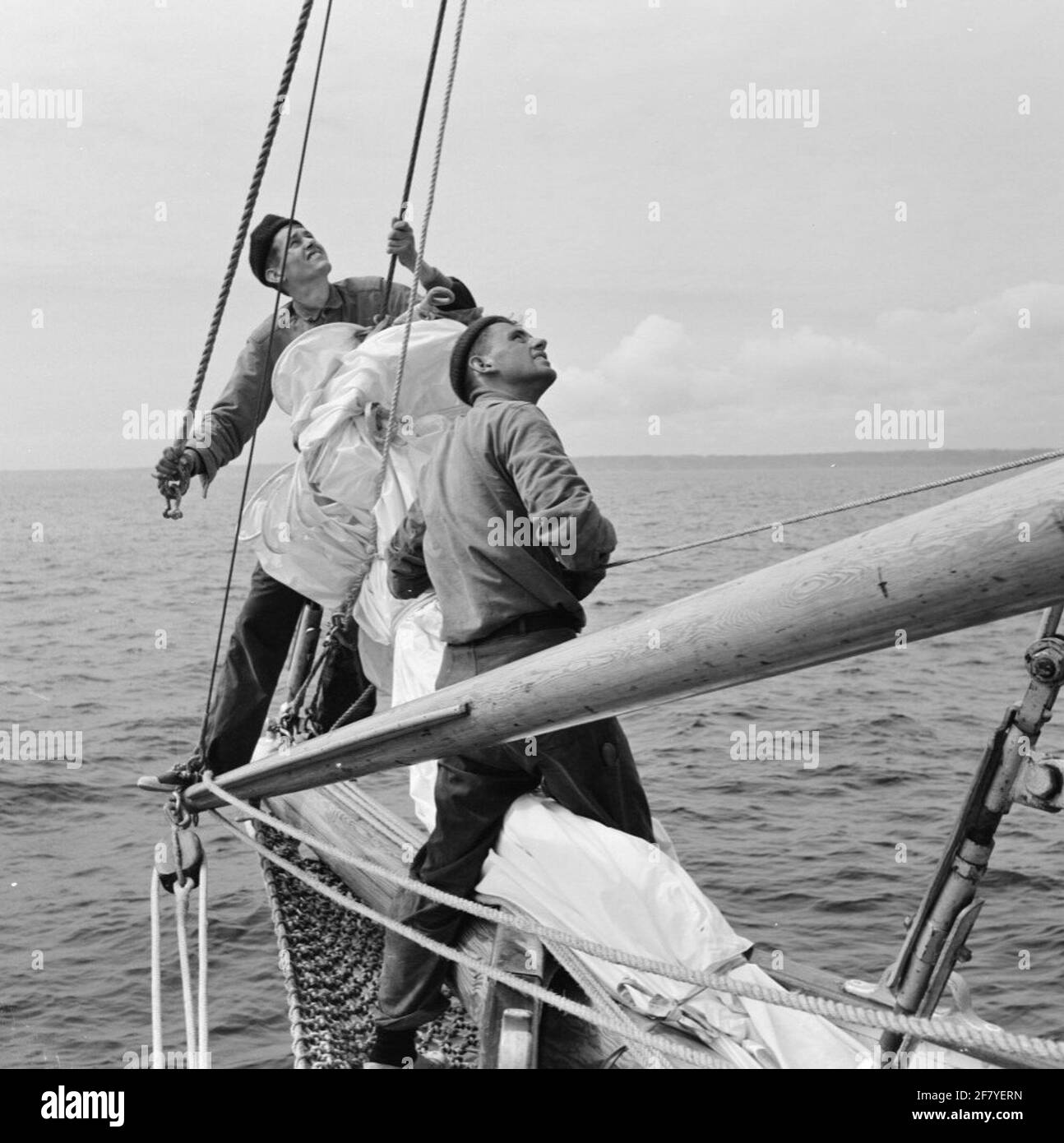 À bord du navire de formation à la voile pour les futurs officiers de la marine à l'Institut royal de la Marine (KIM): HR.Mme Urania (y 8050) (H 31) (1938-2004). Un voyage extensif peut être lu de la page 52 dans le Jaarboek Koninklijke Marine 1964 sous la rubrique temps pratique. Sur le bref, l'une des voiles sera excitée. Banque D'Images