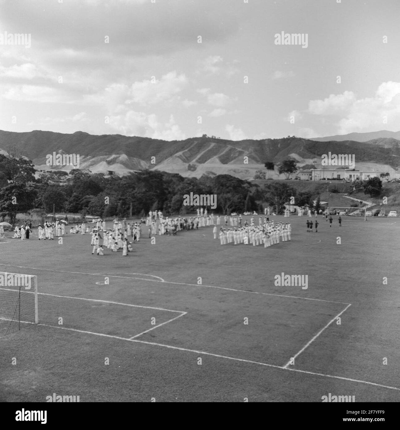 La Chapelle Marine joue pendant la pause d'un match de football amical à Caracas entre une équipe de Cruiser HR.Melle De Ruyter (C 801) et une équipe vénézuélienne lors d'une visite (non officielle) du croiseur avec le commandant des forces de seaworld (BDZ), vice-amiral A. de Booy (1901-1997) au Venezuela en octobre 1955. Banque D'Images
