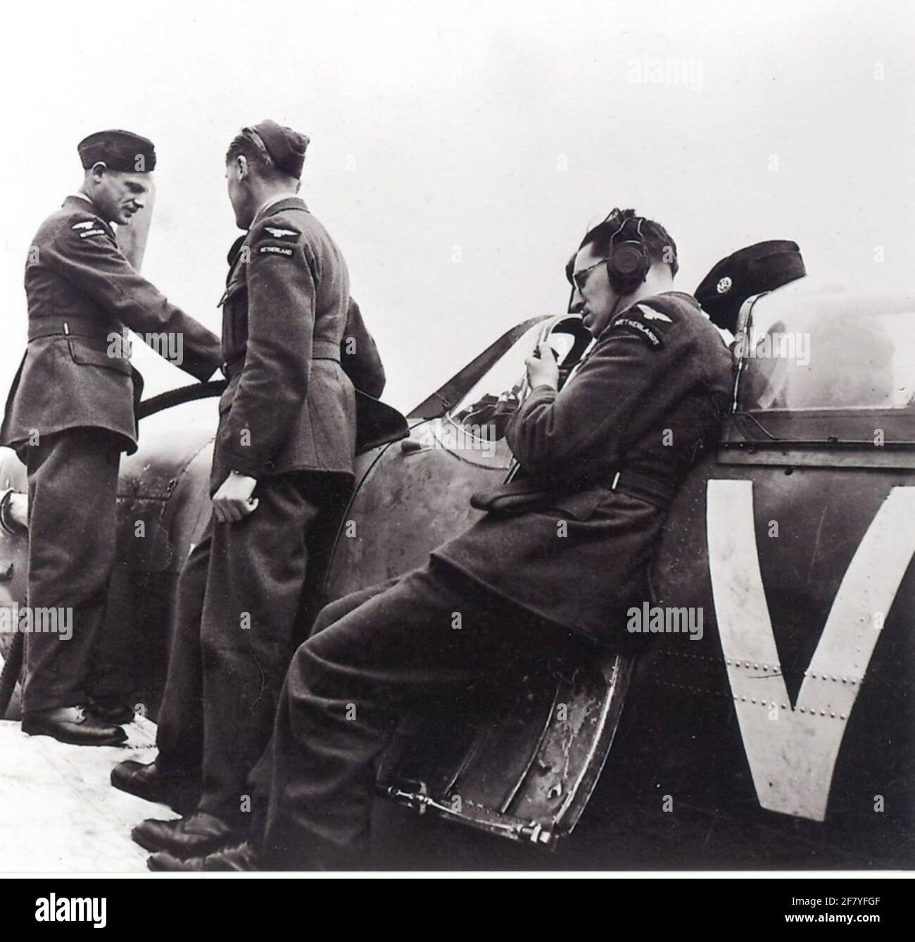 Le personnel technique de l'escadron 322 (néerlandais) est occupé à faire le plein de carburant et à tester la radio à bord d'un supermarine Spitfire mk.v. Banque D'Images