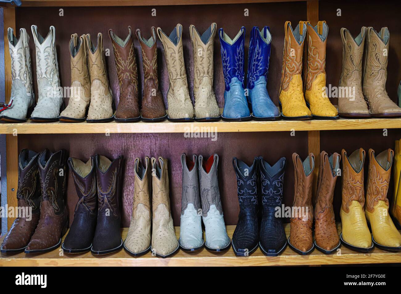 Bottes de cowboy exposées dans l'usine de bottes, articles de sellerie,  chaussures et articles d'artisanat en cuir de la municipalité de Moctezuma.  Moctezuma, Sonora, Mexique. . (Photo par Luis Gutierrez / Norte