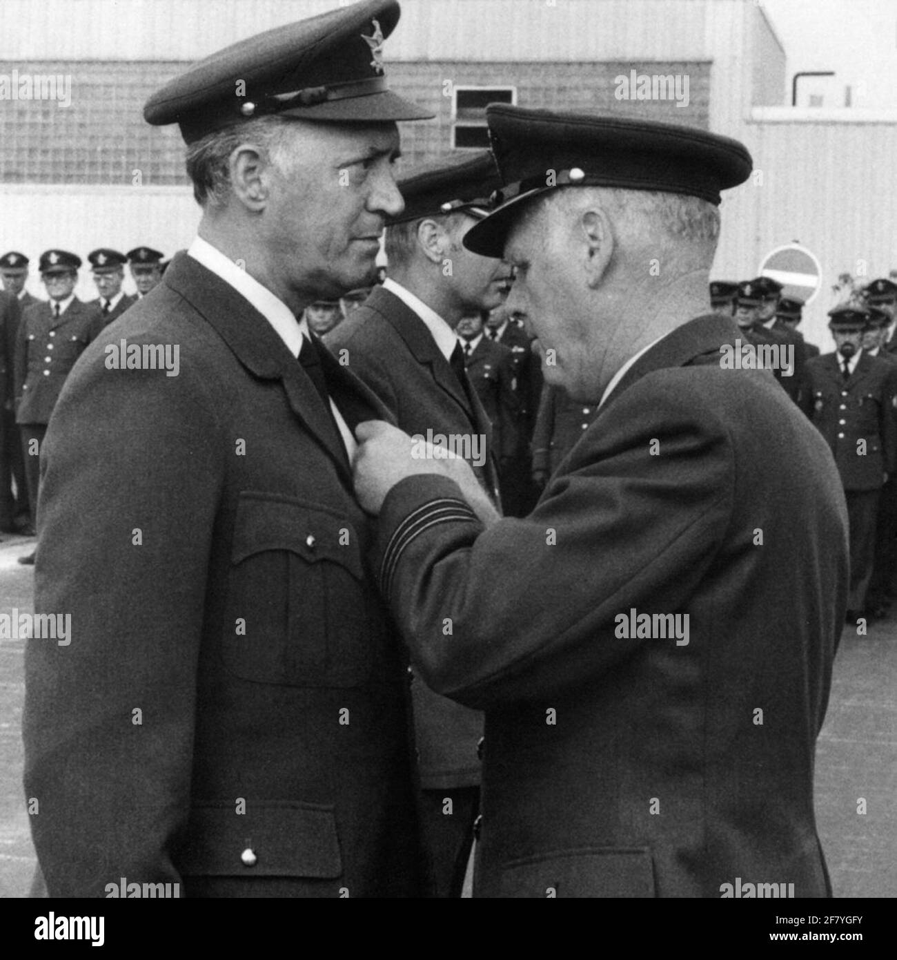 Pour le front des employés est entré le commandant du 3e groupe d'armes (3 GGW), le lieutenant-colonel Casteels (R), la médaille d'or (= 36 ans) pour le service à long terme, honnête et loyal question à l'adjudant vocicer P. . Mulder (L). En plus d'Adjudant Mulder, le Chef est un service opérationnel, le Major van den Hoven. Banque D'Images