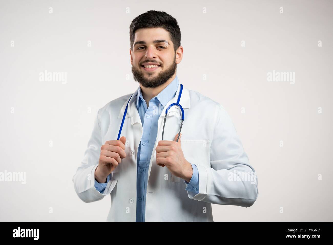 Portrait d'un médecin gai en manteau médical professionnel. Homme barbu doc  isolé sur fond blanc. Concept du personnel médical Photo Stock - Alamy
