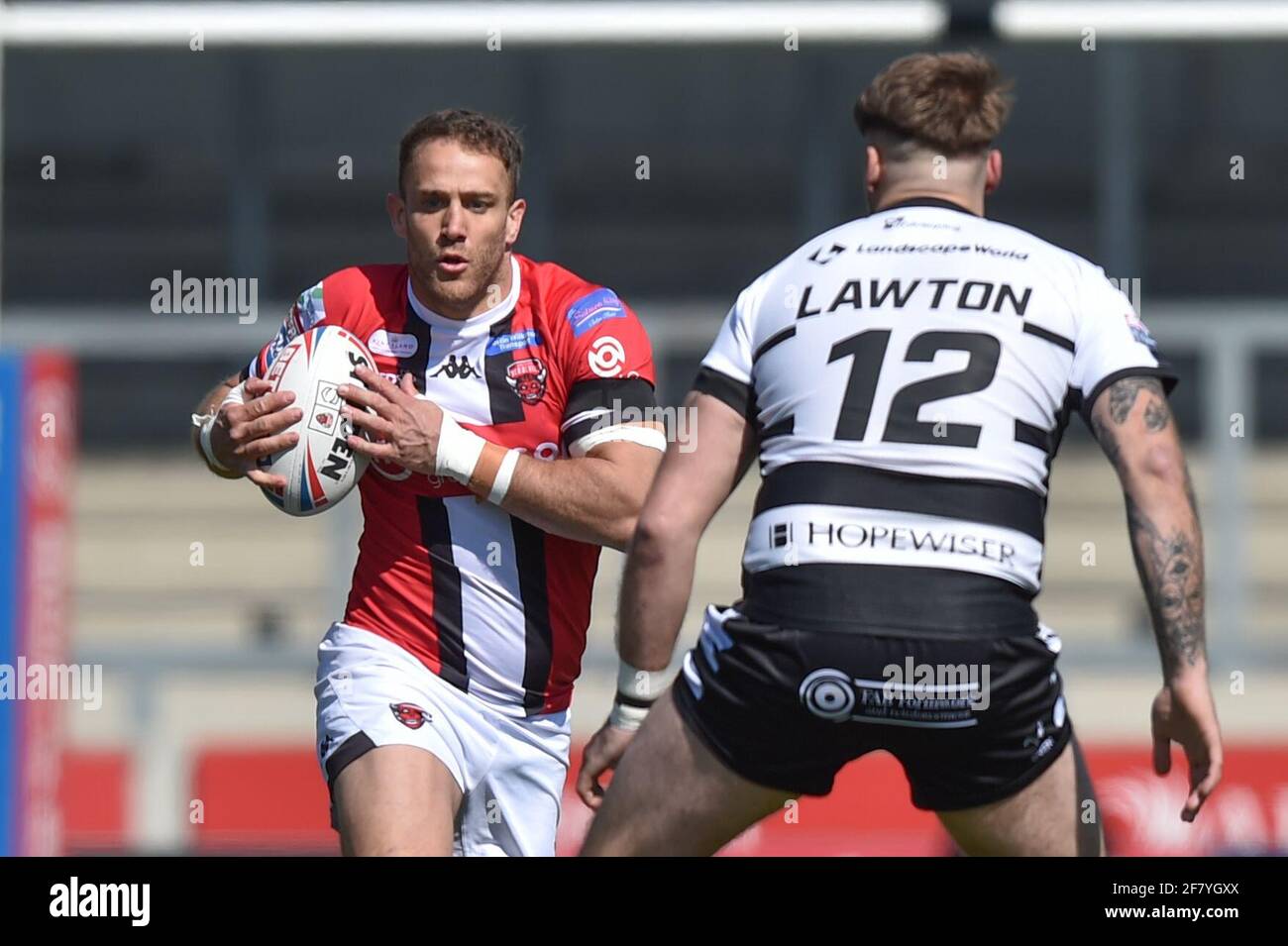 Eccles, Royaume-Uni. 10 avril 2021. Lee Mossop (8) de Salford Red Devils devant Adam Lawton (12) de Widnes Vikings à Eccles, Royaume-Uni, le 4/10/2021. (Photo de Richard long/News Images/Sipa USA) crédit: SIPA USA/Alay Live News Banque D'Images