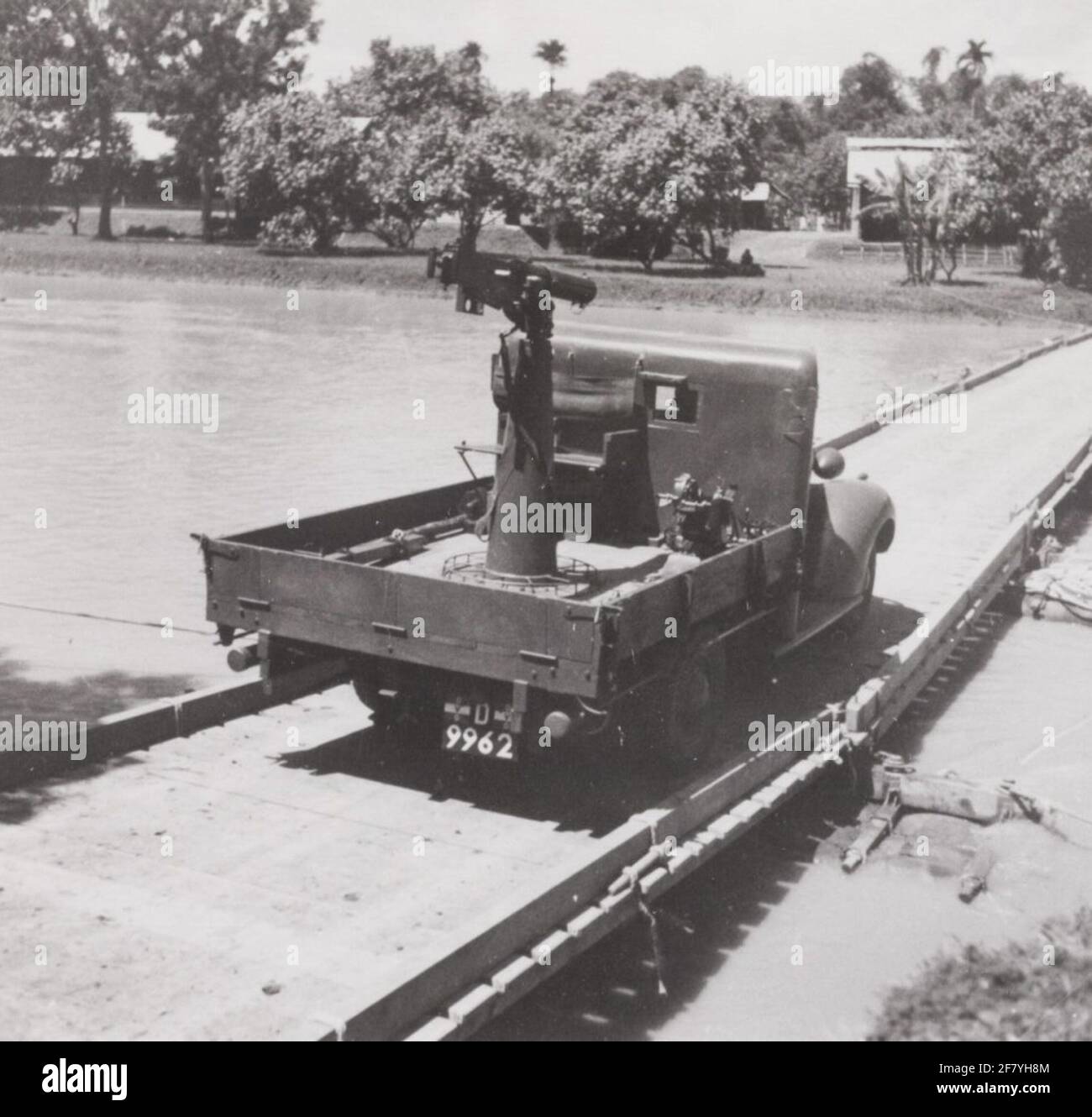Manique de but aérien sur la voiture. Mitrager SCHWARTSLOSE (refroidi par eau). Pont ponton, mis en place par le génie. Banque D'Images