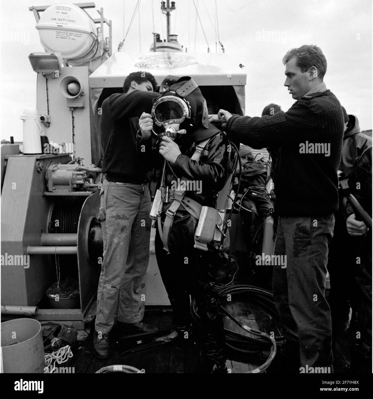 Dernière plongée prévue du cordonnier adjutant (deuxième à partir de la gauche) du navire d'abattage Thetis (A 887, 1985-) en novembre 1989 à Den Oever. Banque D'Images