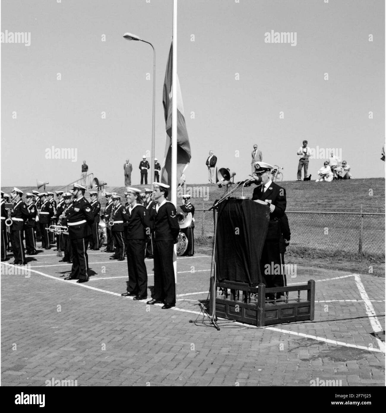 Souvenir à la Havenplein à Den Helder en 1990 avec un discours du pasteur en chef de la flotte Captain-Ter-Zee DS. E. Baljet. Banque D'Images