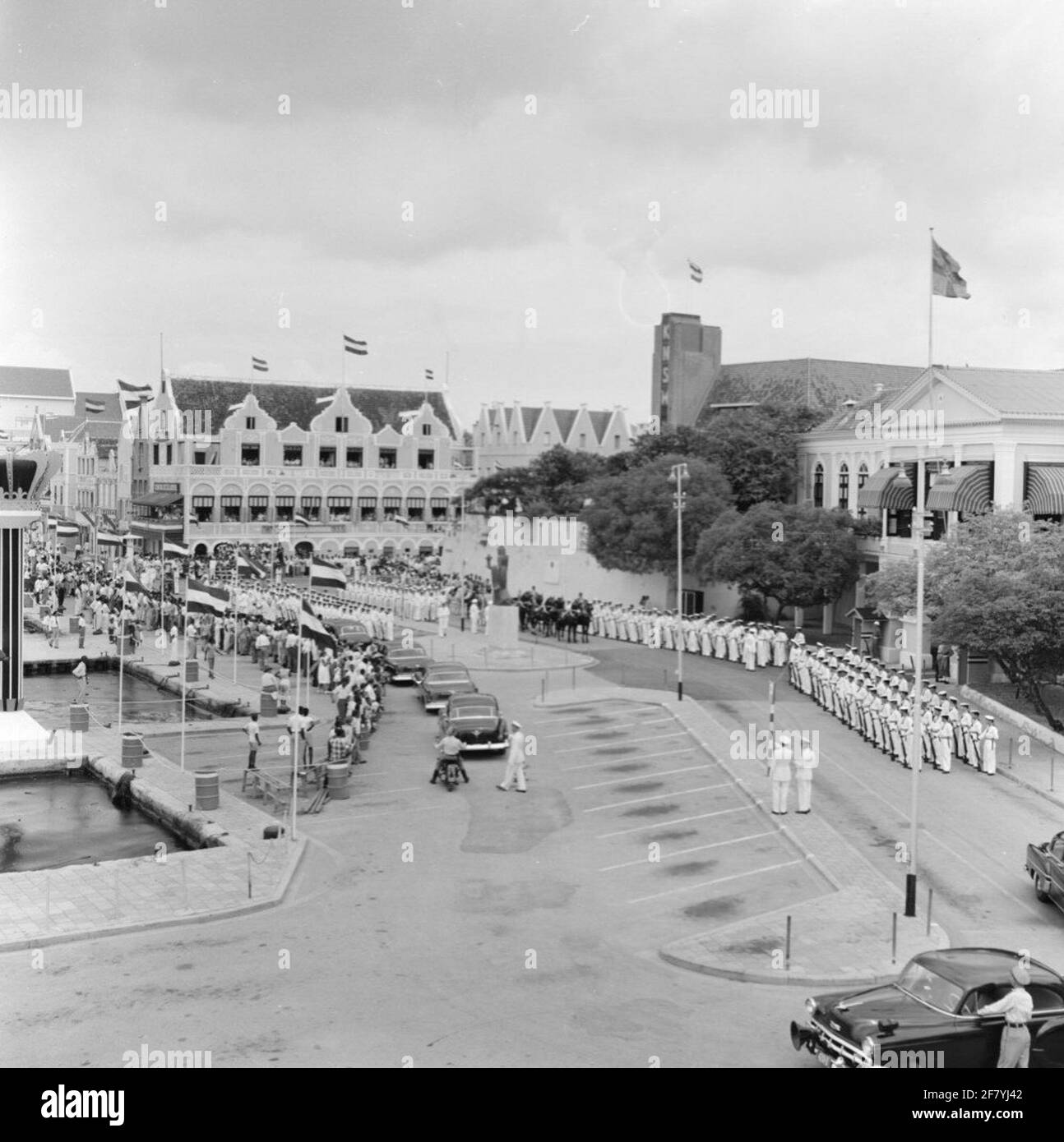 Garde d'honneur du personnel de km pour le bâtiment du Gouvernement (à droite) à Willemstad, Curaçao lors de la visite de HM Koningin Juliana (1909-2004) et de ZKH Prins Bernhard (1911-2004) sur l'île en octobre 1955. Banque D'Images