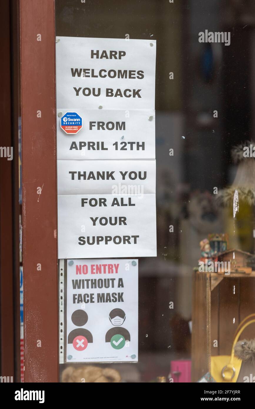 Message de bienvenue à la fenêtre de LA boutique DE l'organisme de bienfaisance HARP Homeless, magasin, à Southend on Sea, Essex, Royaume-Uni, prêt pour l'ouverture après le confinement de la COVID 19 Banque D'Images