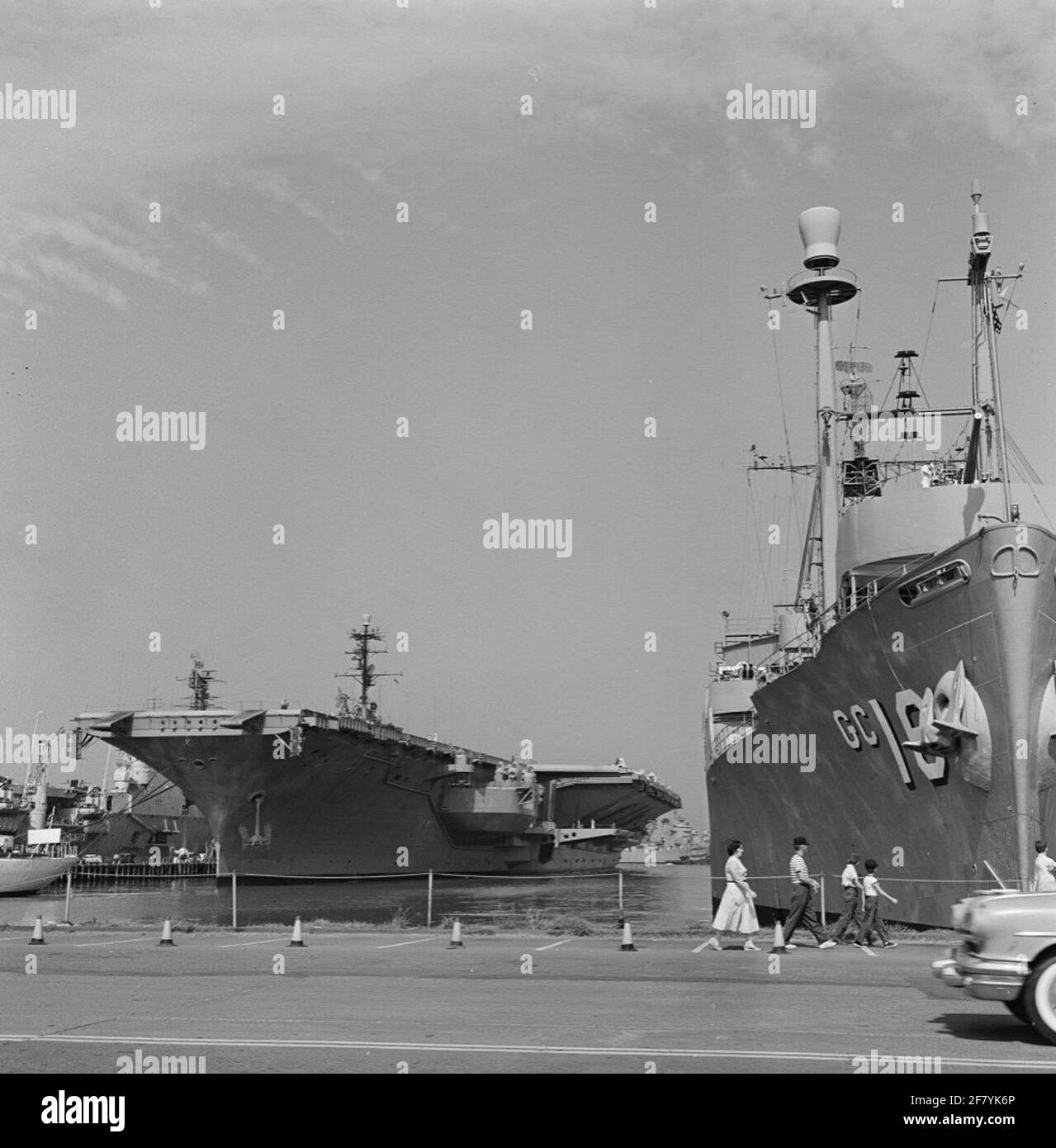 Le navire de camp de vol américain USS Saratoga (CVA 60, 1956, à gauche) dans le port de Norfolk, Virginie, États-Unis, et à droite le navire amiral de la Force amphibie USS Pocono (GC 16), juin 1957. Banque D'Images