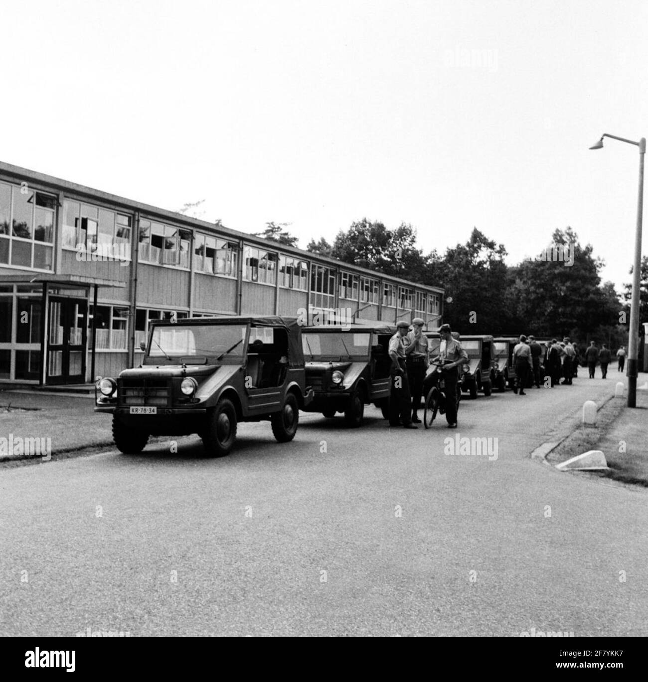 A colonne DKW Munga terreinautos est prêt à partir dans un lieu de l'armée avant le départ pour le camp de l'armée française la Courtine pour des exercices annuels là-bas. Banque D'Images