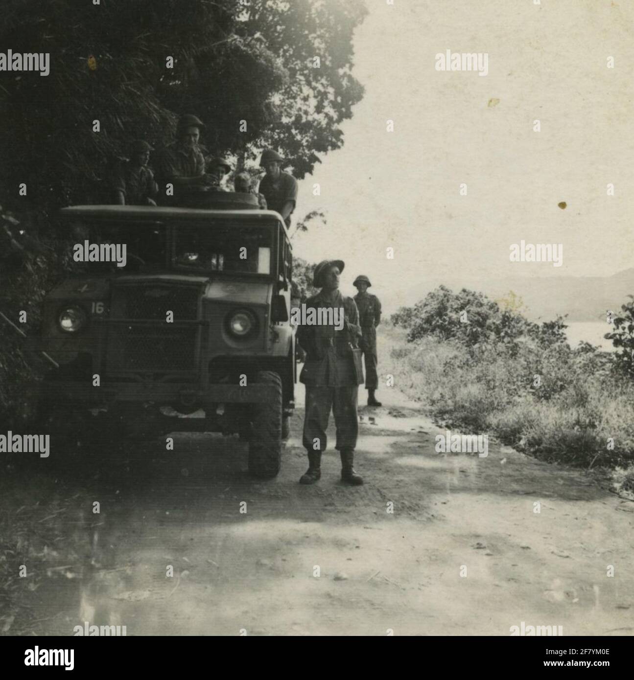 Séjour et représentation du 8e (4e) Bataillon dans les Antilles néerlandaises. Des soldats néerlandais sont couverts par un camion CMP Ford/Chevrolet. Banque D'Images