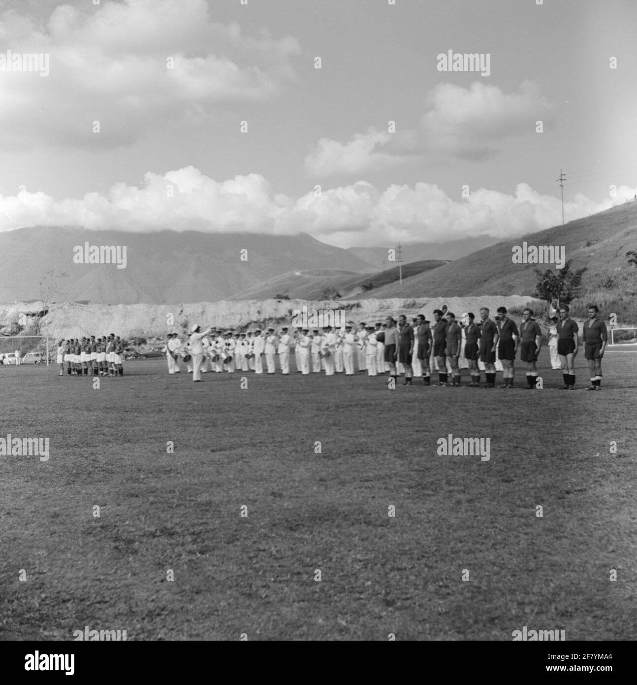 La chapelle des mariniers joue entre les deux équipes lors d'un match de football amical à Caracas entre une équipe de Kruiser HR.Melle De Ruyter (C 801) et une équipe vénézuélienne lors d'une visite (non officielle) du croiseur avec le commandant des forces en état de mer (BDZ) vice-amiral A. de Booy (1901-1997) au Venezuela en octobre 1955. Banque D'Images