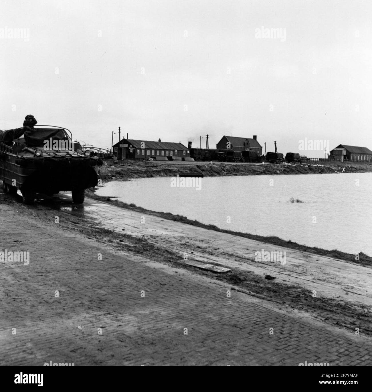 Catastrophe de floraison 1953.UN DUKW (véhicule amphibie) et divers camions de l'armée des États-Unis au port de ferry prêts avant le départ vers la zone touchée par la catastrophe. Banque D'Images