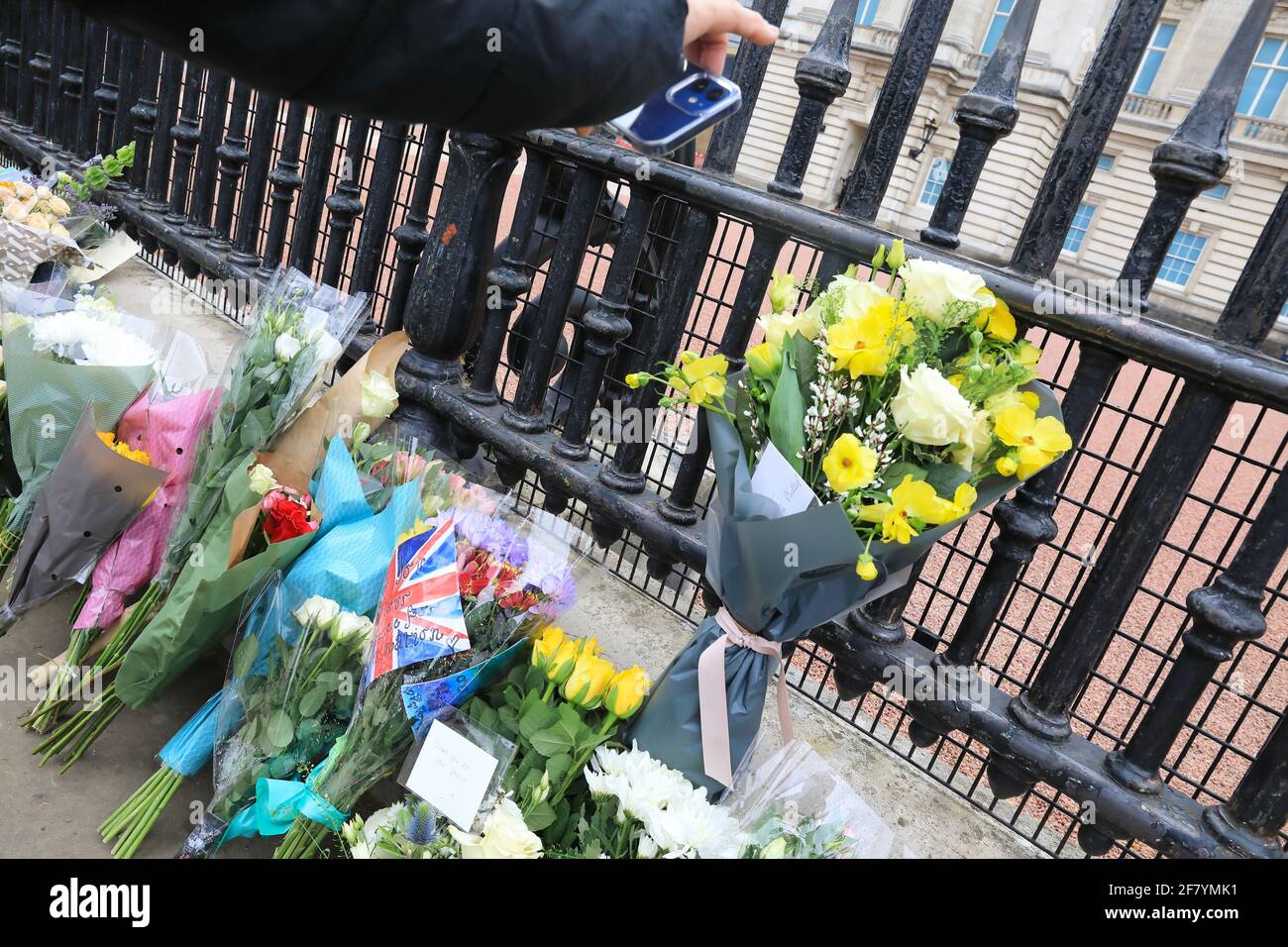 Londres, Royaume-Uni, 10 avril 2021. Les gens se sont mis en file d'attente pour déposer des fleurs devant les portes du palais de Buckingham pour rendre hommage et se souvenir du prince Philippe HRH, décédé vendredi à l'âge de 99 ans. Monica Wells/Alay Live News Banque D'Images