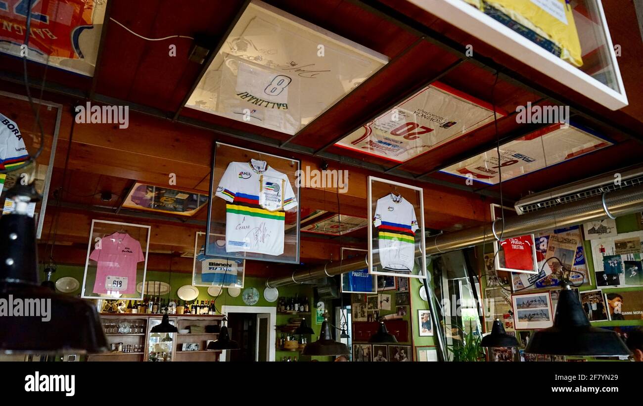 Intérieur du restaurant à Varèse avec t-shirts de football et photos accrochées au mur comme décoration. Banque D'Images