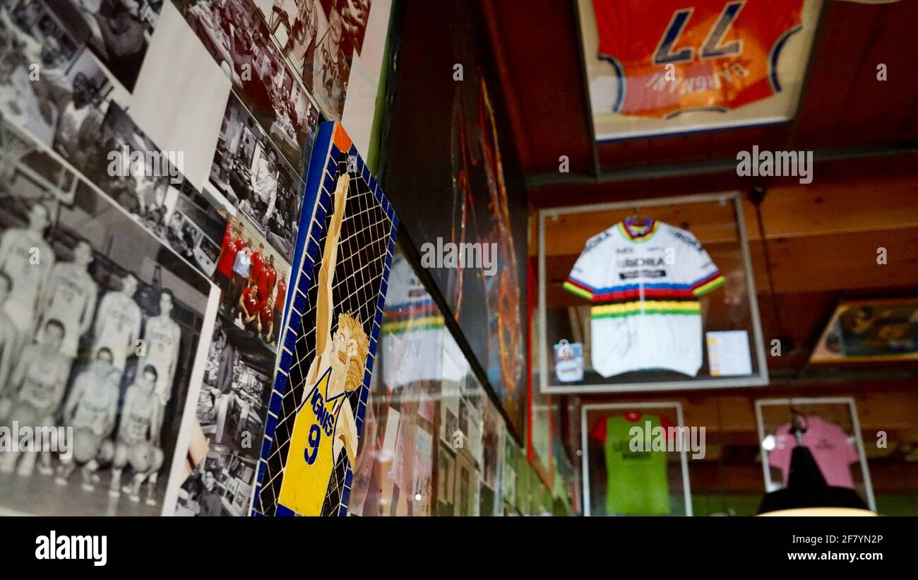 Intérieur du restaurant à Varèse avec t-shirt de football et photos accrochées au mur comme décoration. Banque D'Images