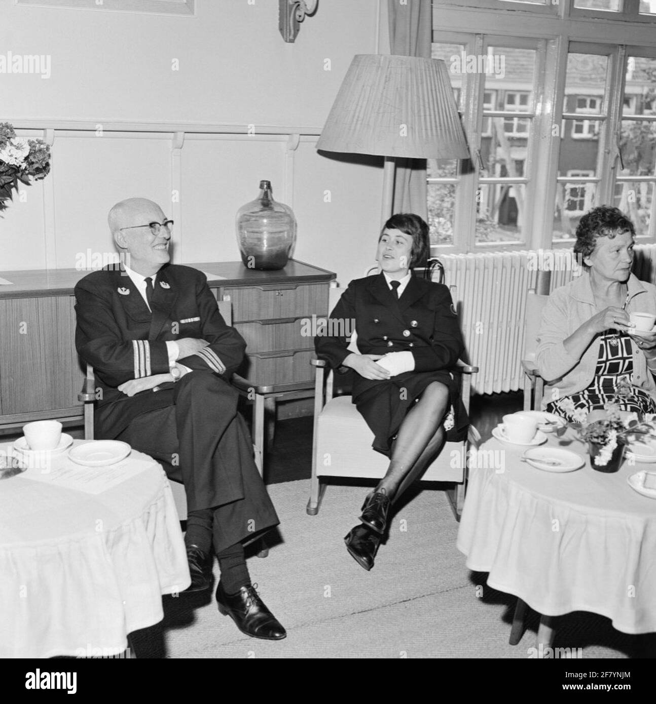À la fin de la première formation militaire (EMV), il y a Amsterdam Marvacentrum, qui est situé sur le terrain de la Marine Barracks Amsterdam (MKAD), une journée de parents. Un pasteur de la flotte (flotte) en conversation avec un Marva-Cook de 3ème classe (Marvakok 3) [mvakok 3]. Une jeune maturité est reconnaissable par les galons sans boucle et les croix chrétiennes avec la pop de chêne du col. Banque D'Images