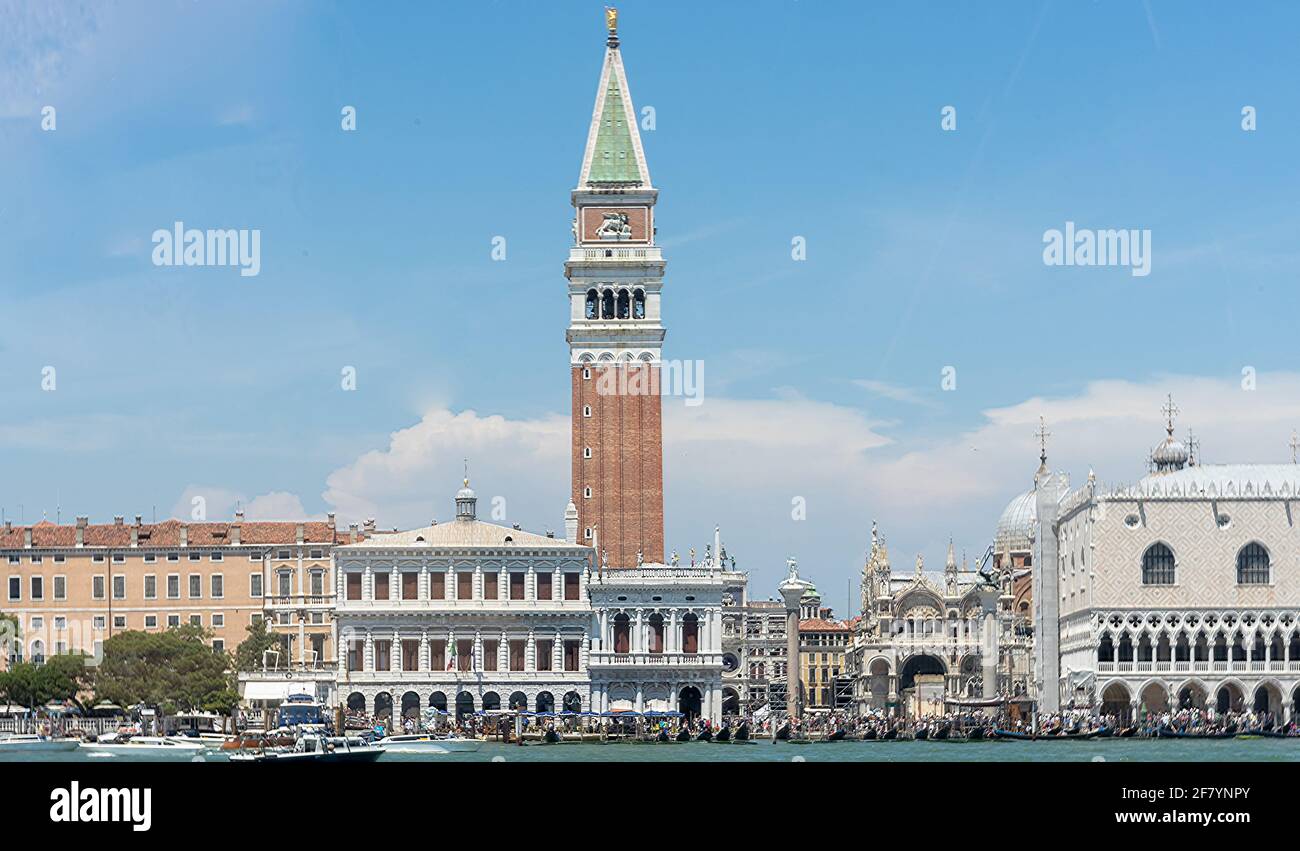 Place Saint-Marc, Piazza San Marco vue de la lagune, avec campanile ou campanile ou clocher, Venise, Italie Banque D'Images