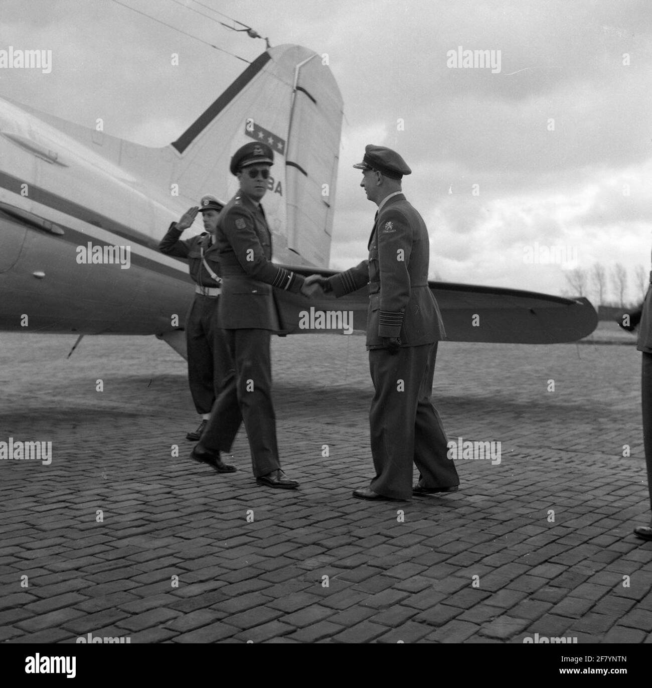 Z.K.H. Le Prince Bernhard visite la base de vol Leeuwarden en tant qu'inspecteur général de la Royal Netherlands Air Force. Le commandant de base Kolonel-Vlieger Hofstede a accueilli le prince à son arrivée par Douglas DC-3 Dakota. Banque D'Images