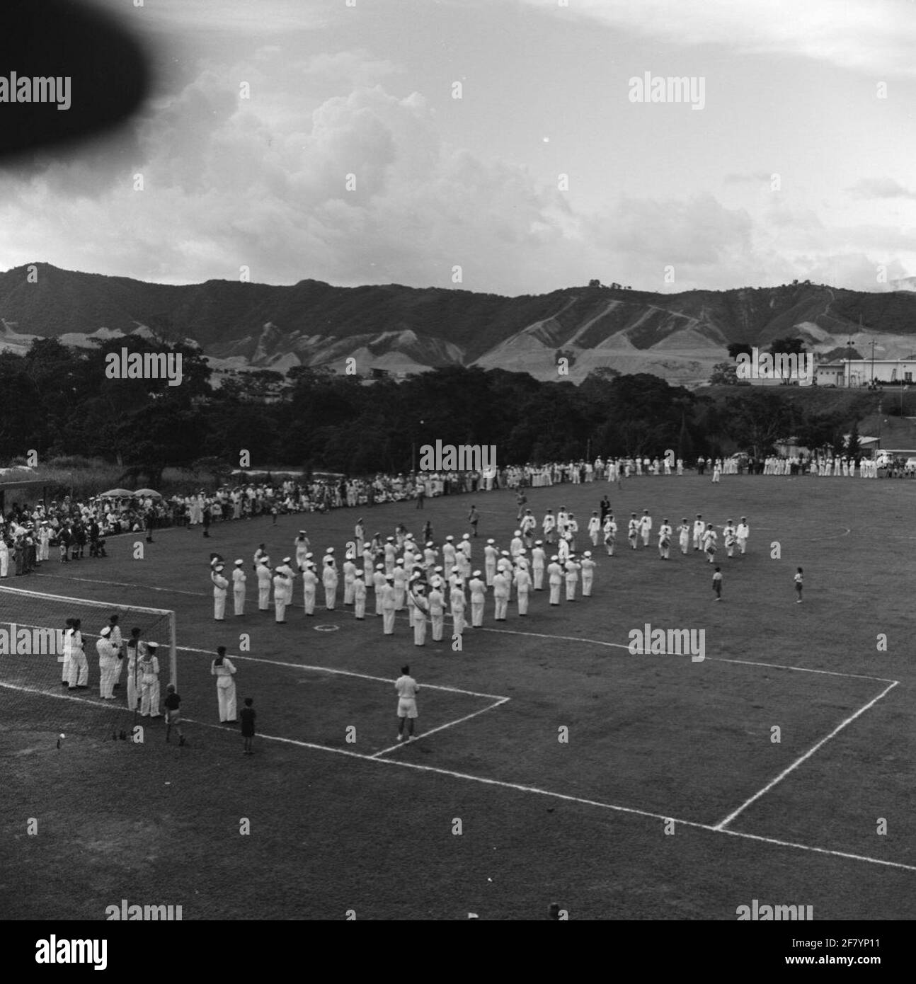 La Chapelle Marine joue pendant la pause d'un match de football amical à Caracas entre une équipe de Cruiser HR.Melle De Ruyter (C 801) et une équipe vénézuélienne lors d'une visite (non officielle) du croiseur avec le commandant des forces de seaworld (BDZ), vice-amiral A. de Booy (1901-1997) au Venezuela en octobre 1955. Banque D'Images