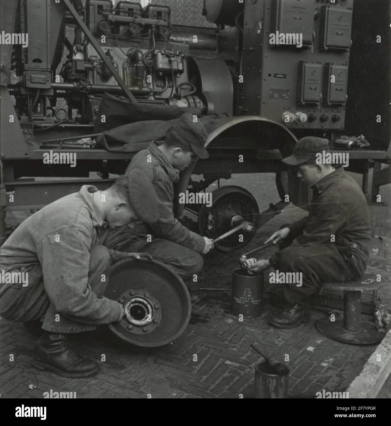 Entretien de l'installation de freinage d'une voiture radar à partir de l'artillerie aérienne lourde sur le terrain de la Haye (nouveau) Alexanderkazerne. Banque D'Images