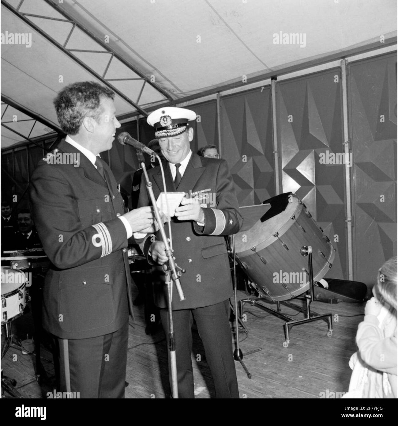 Journée de la flotte à Den Helder en juillet 1989. Le Marinierskapel pendant une représentation dans une tente avec des parties intéressées, y compris un amiral américain, qui du chef le major du Marinierskapel G.D. Buitenhuis (1943) UN CD de musique a été remis. Banque D'Images