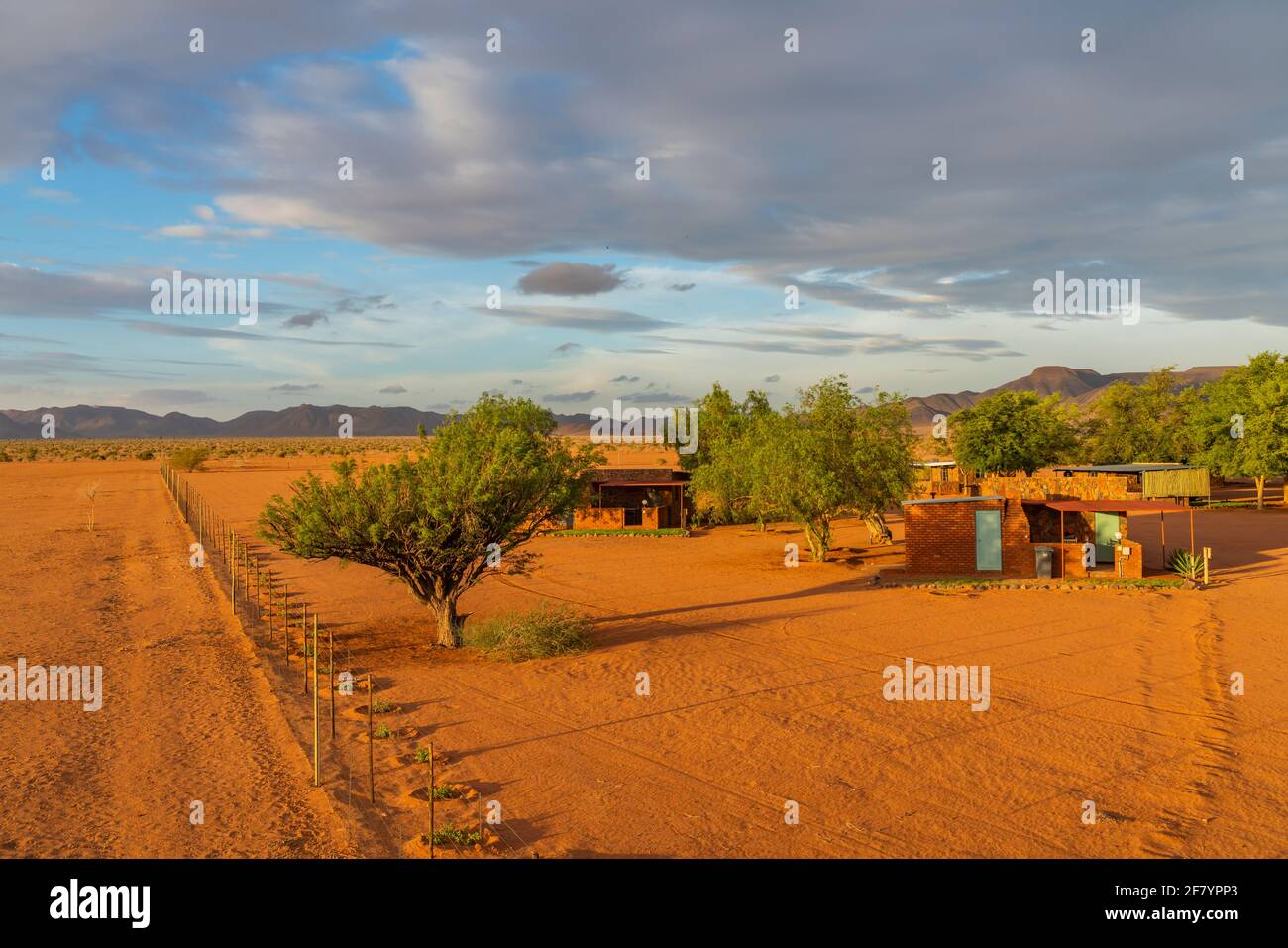 BETTA, NAMIBIE - JANVIER 05.2021: Betta Camping avec les bâtiments dans le désert de Kalahari pendant le coucher du soleil dans le parc national Namib Naukluft, Namibie Banque D'Images
