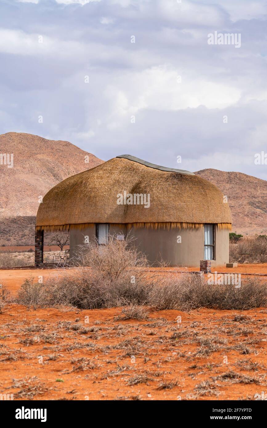PARC NAMIB NAUKLUFT, NAMIBIE - JANVIER 06. 2021: Nous Kebi Safari Lodge dans le parc national Namib-Naukluft près de Sossusvlei avec le toit de chaume maison Banque D'Images