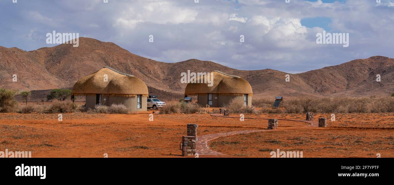 PARC NAMIB NAUKLUFT, NAMIBIE - JANVIER 06. 2021: Nous Kebi Safari Lodge dans Namib-Naukluft Park près de Sossusvlei avec toit de chaume maison, panorama Banque D'Images