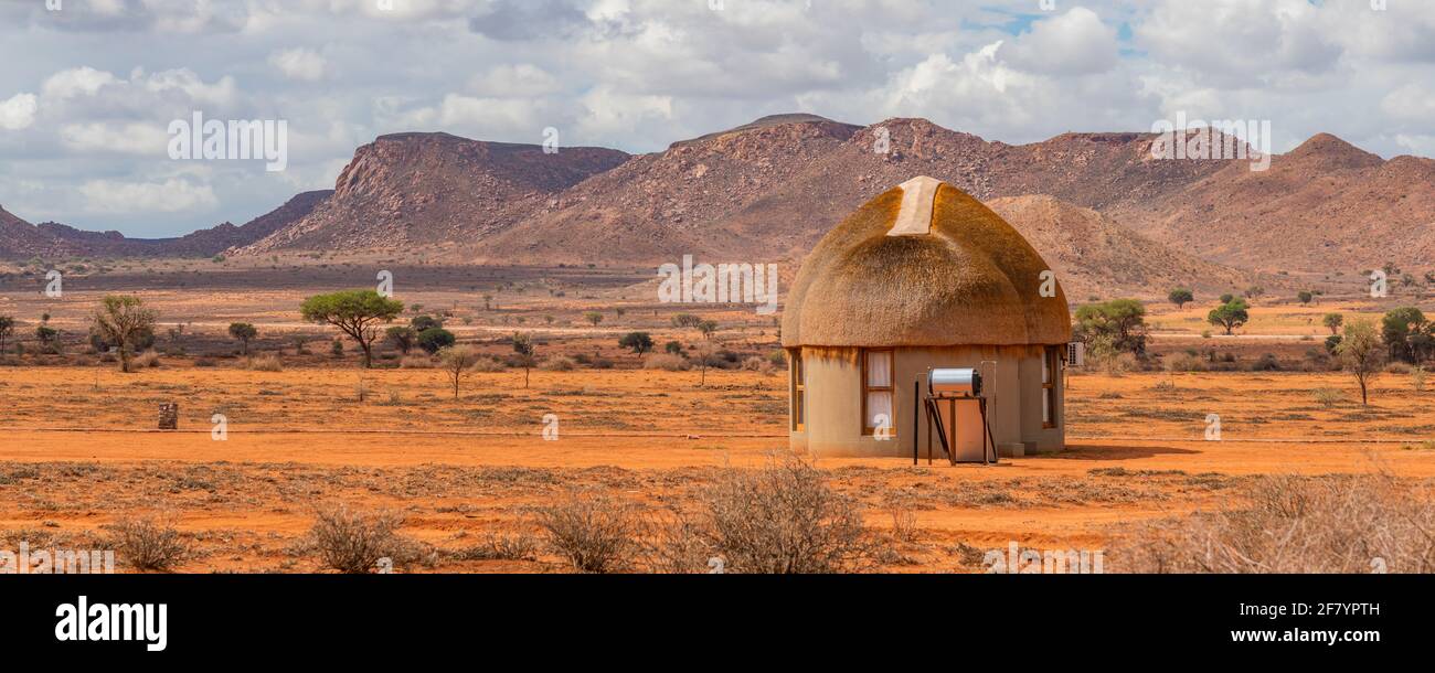 PARC NAMIB NAUKLUFT, NAMIBIE - JANVIER 06. 2021: Nous Kebi Safari Lodge dans Namib-Naukluft Park près de Sossusvlei avec toit de chaume maison, panorama Banque D'Images