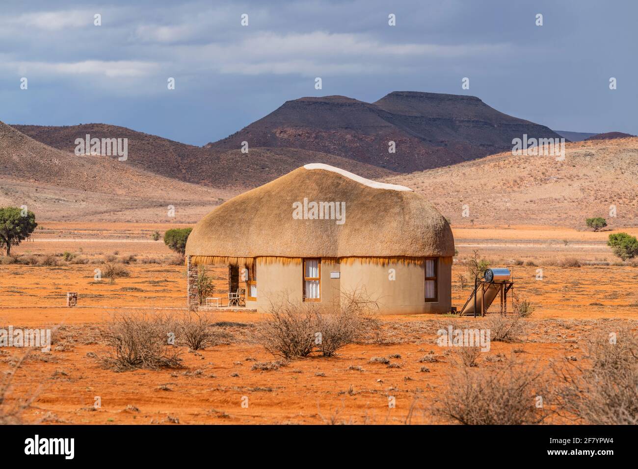 PARC NAMIB NAUKLUFT, NAMIBIE - JANVIER 06. 2021: Nous Kebi Safari Lodge dans le parc national Namib-Naukluft près de Sossusvlei avec le toit de chaume maison Banque D'Images