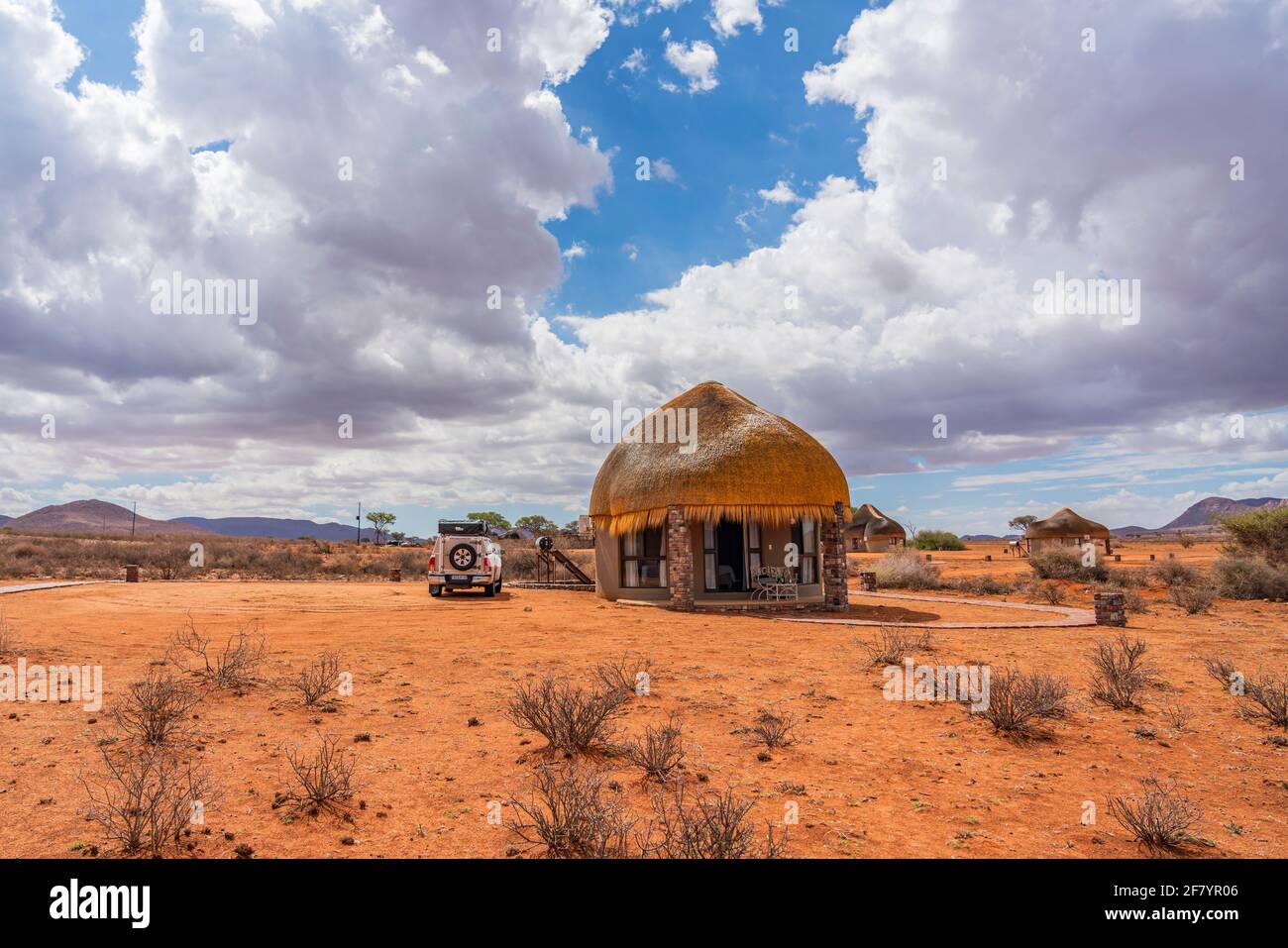 PARC NAMIB NAUKLUFT, NAMIBIE - JANVIER 06. 2021: Nous Kebi Safari Lodge dans le parc national Namib-Naukluft près de Sossusvlei avec le toit de chaume maison Banque D'Images