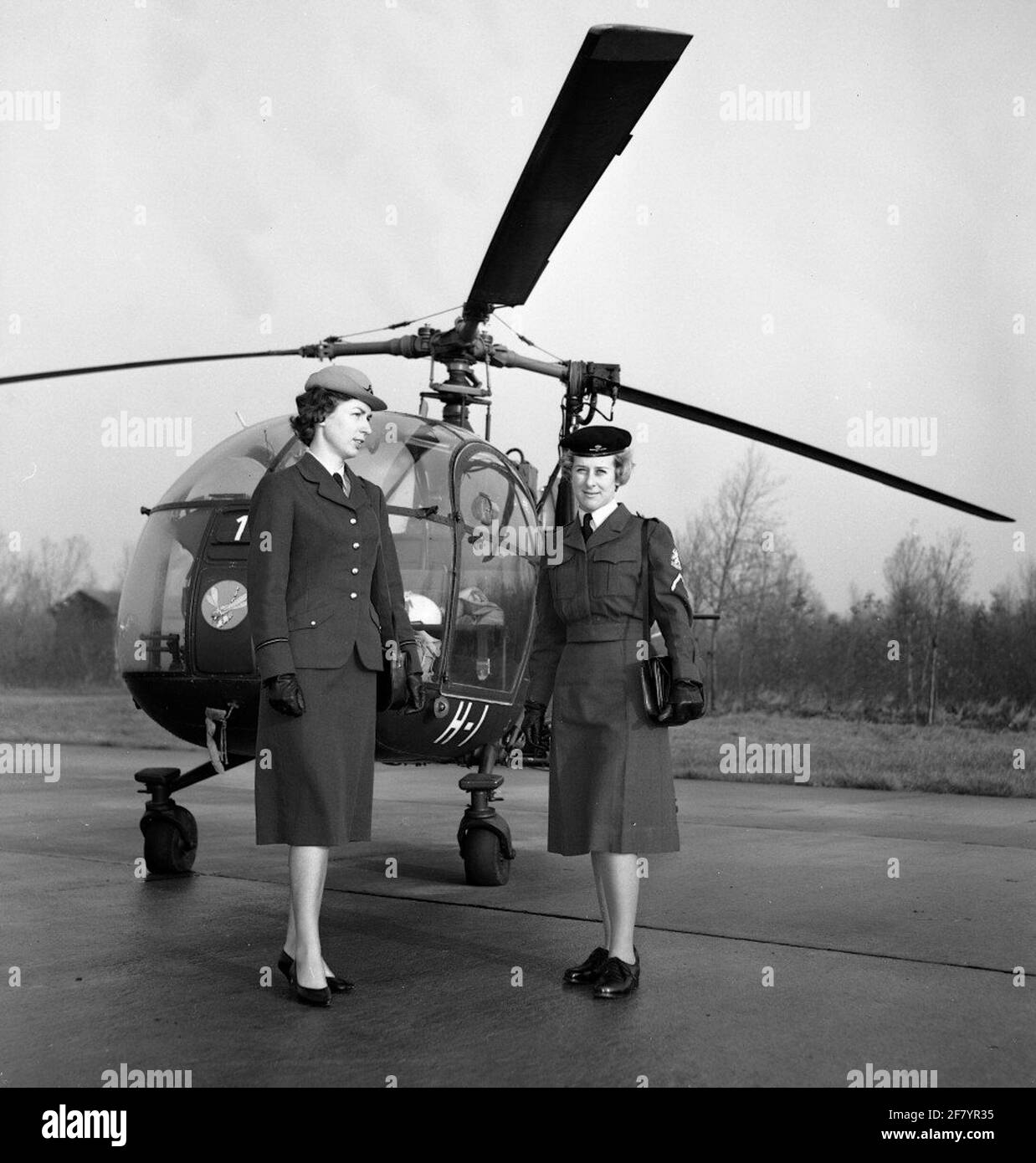 Un second lieutenant et un sergent de la Luva pour un hélicoptère Alouette. Banque D'Images