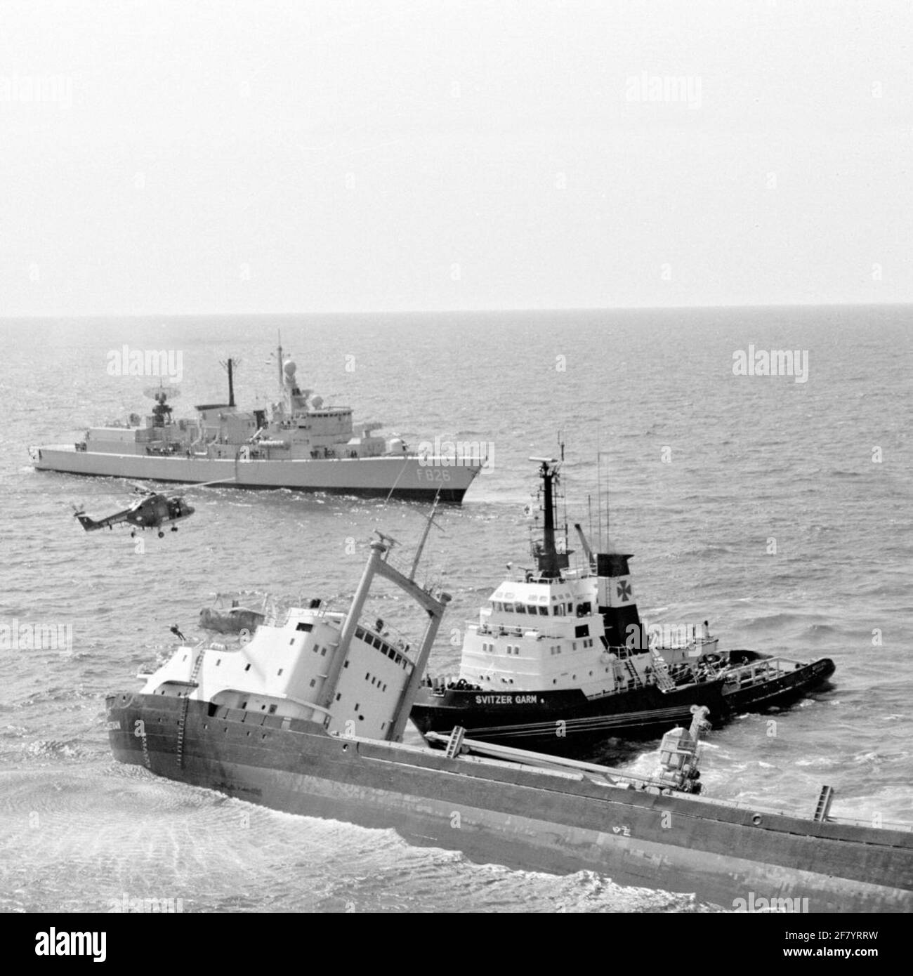 Service de secours et d'expiration des messages d'alarme. Le cargo britannique léger OLAF (1985-1986). Le capitaine et les dix-sept membres d'équipage sont pris par deux hélicoptères Westland Lynx de l'escadron 7 (vsq 7) et transférés à HR.Melle Pieter Florisz (1983-2001). L'OLAF de la remorquante danoise Svitzer Garm (1978-1990). Banque D'Images