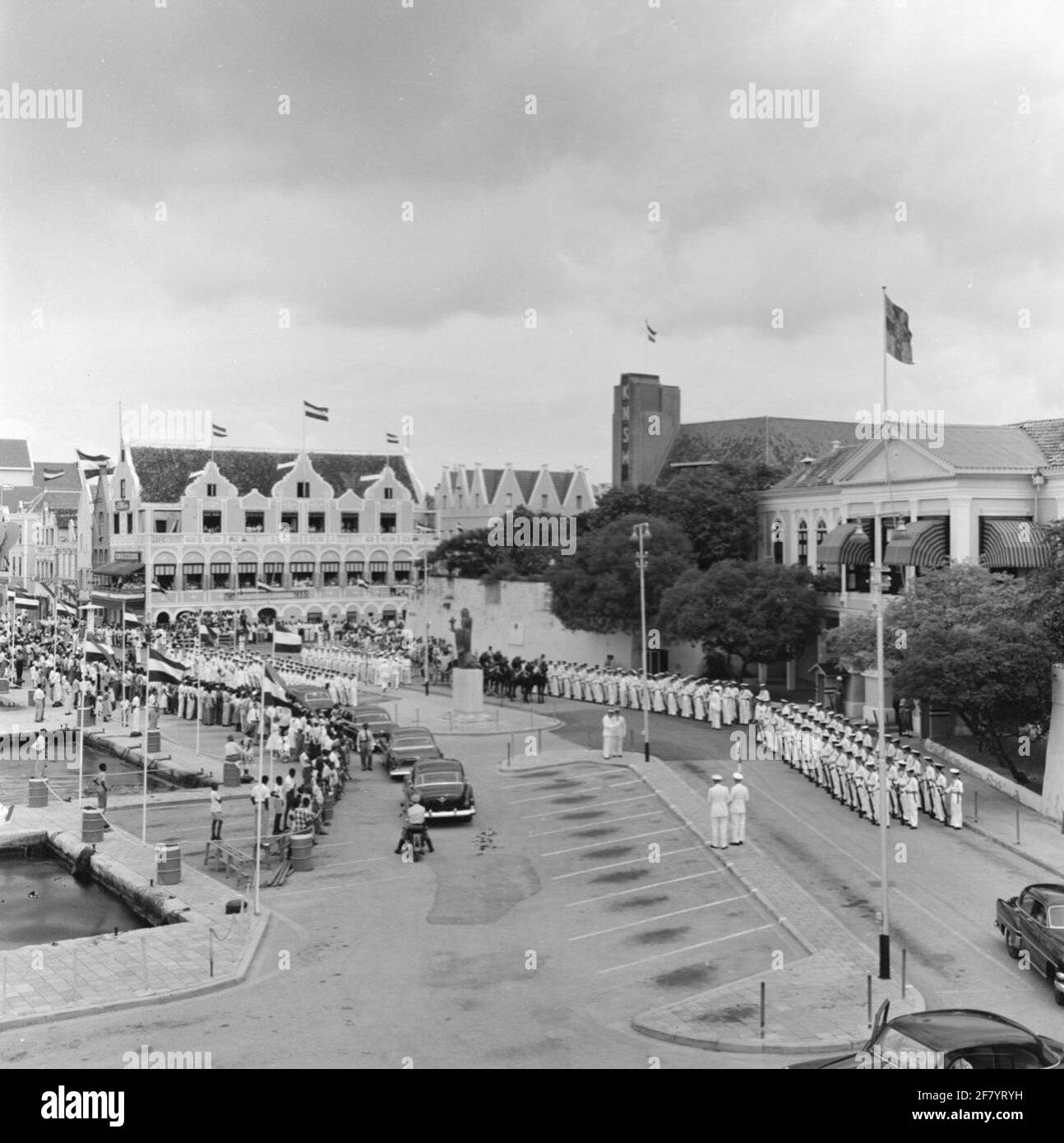 Garde d'honneur du personnel de km pour le bâtiment du Gouvernement (à droite) à Willemstad, Curaçao lors de la visite de HM Koningin Juliana (1909-2004) et de ZKH Prins Bernhard (1911-2004) sur l'île en octobre 1955. Banque D'Images