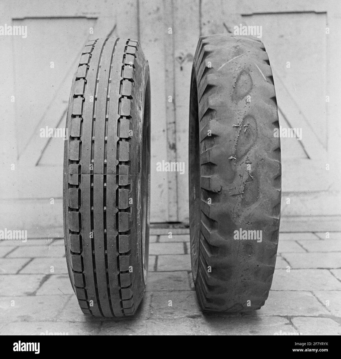Deux pneus de camion, dont l'un est clairement endommagé. Banque D'Images