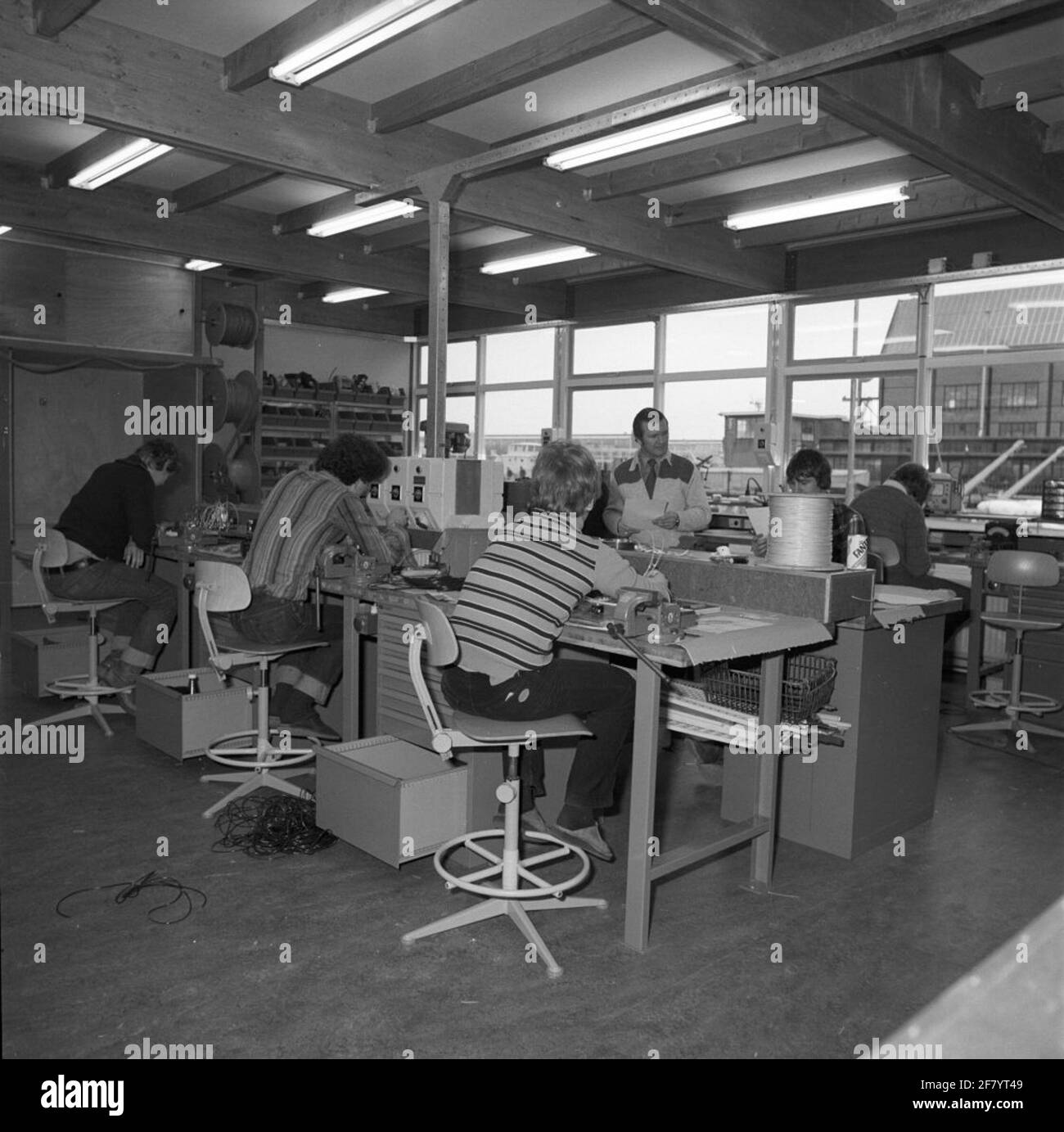 Salle pratique de l'école d'affaires Elektrotechniek van de Rijkswerf (RW) à Den Helder au début des années 1980. Banque D'Images