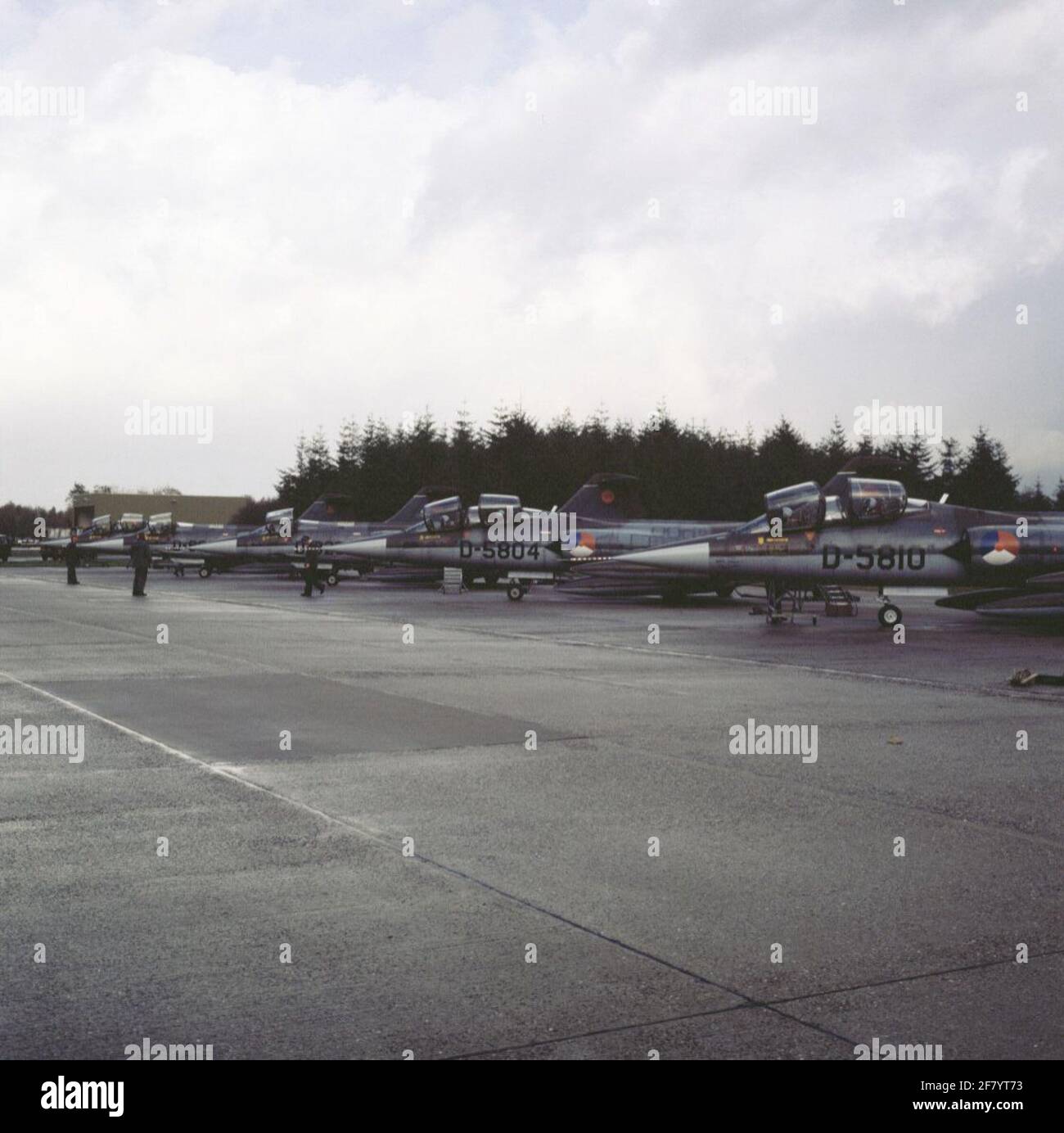 Le 21 novembre 1984, le tissu tombe pour le Lockheed F104G Starfighter de la Royal Netherlands Air Force. Le déclassement officiel a lieu à la base aérienne de Volkel. Sur la photo, les cinq derniers appareils juste avant le départ pour le vol d'adieu. Banque D'Images