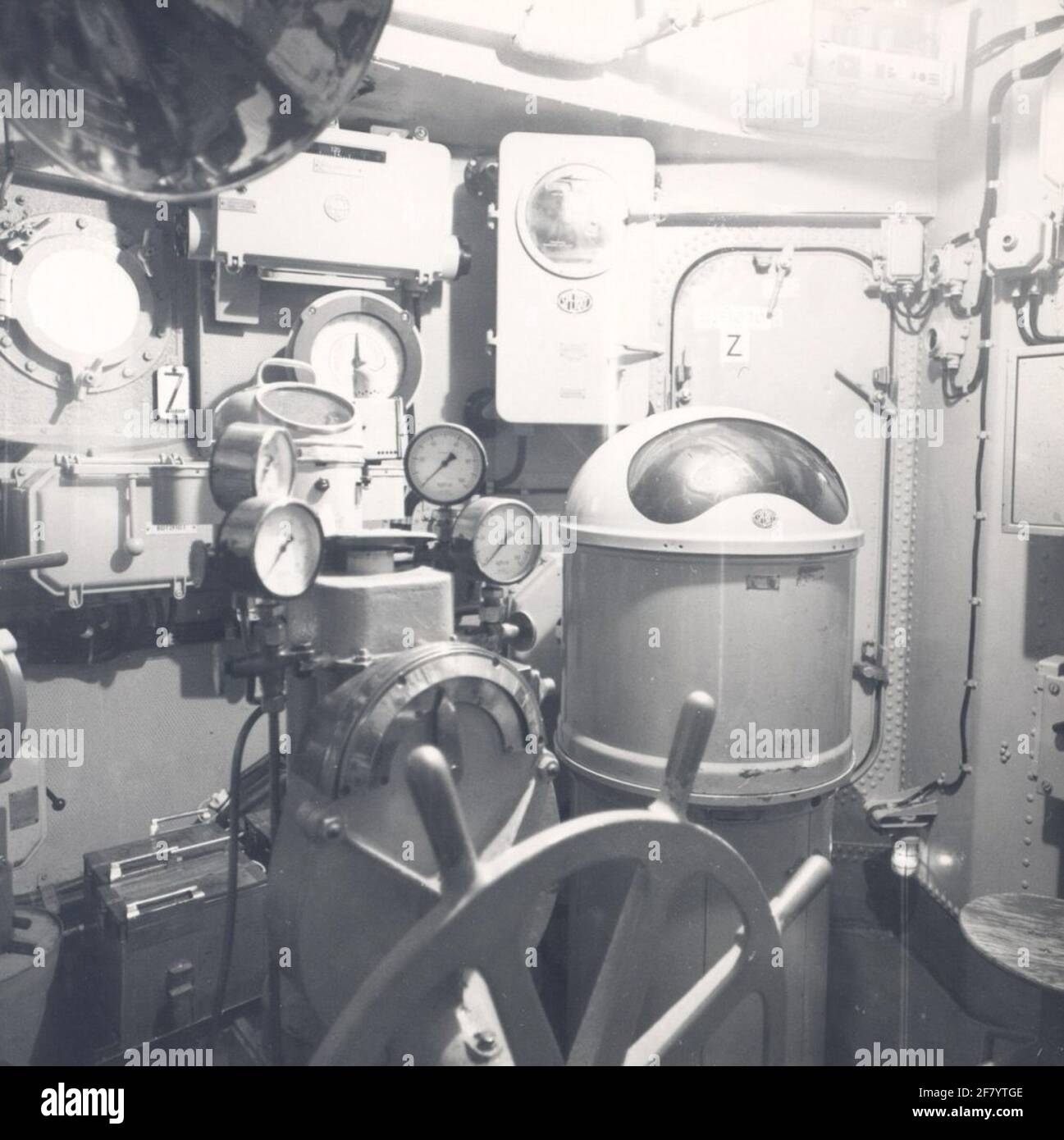 Cabine sous-marine de la classe Friesland. Boîtier de direction avec agitateur, compas de navire et pointeur d'agitation (centre) avec la conjonction du film plus fin. Sur la droite de la porte étanche à la plate-forme. Banque D'Images