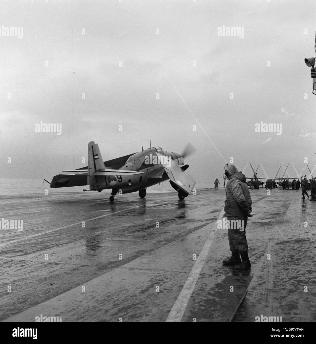 L'avion sous-marin Grumman TBM-3S2 Avenger Boots avec l'enregistrement 9 (1954-1959) du Service de l'aviation maritime (MLD) avec des ailes semi-pliées sur le pont de vol du camp d'aéronef HR.Mme Karel portier (R 81, ex-vénérable), 1958. Banque D'Images