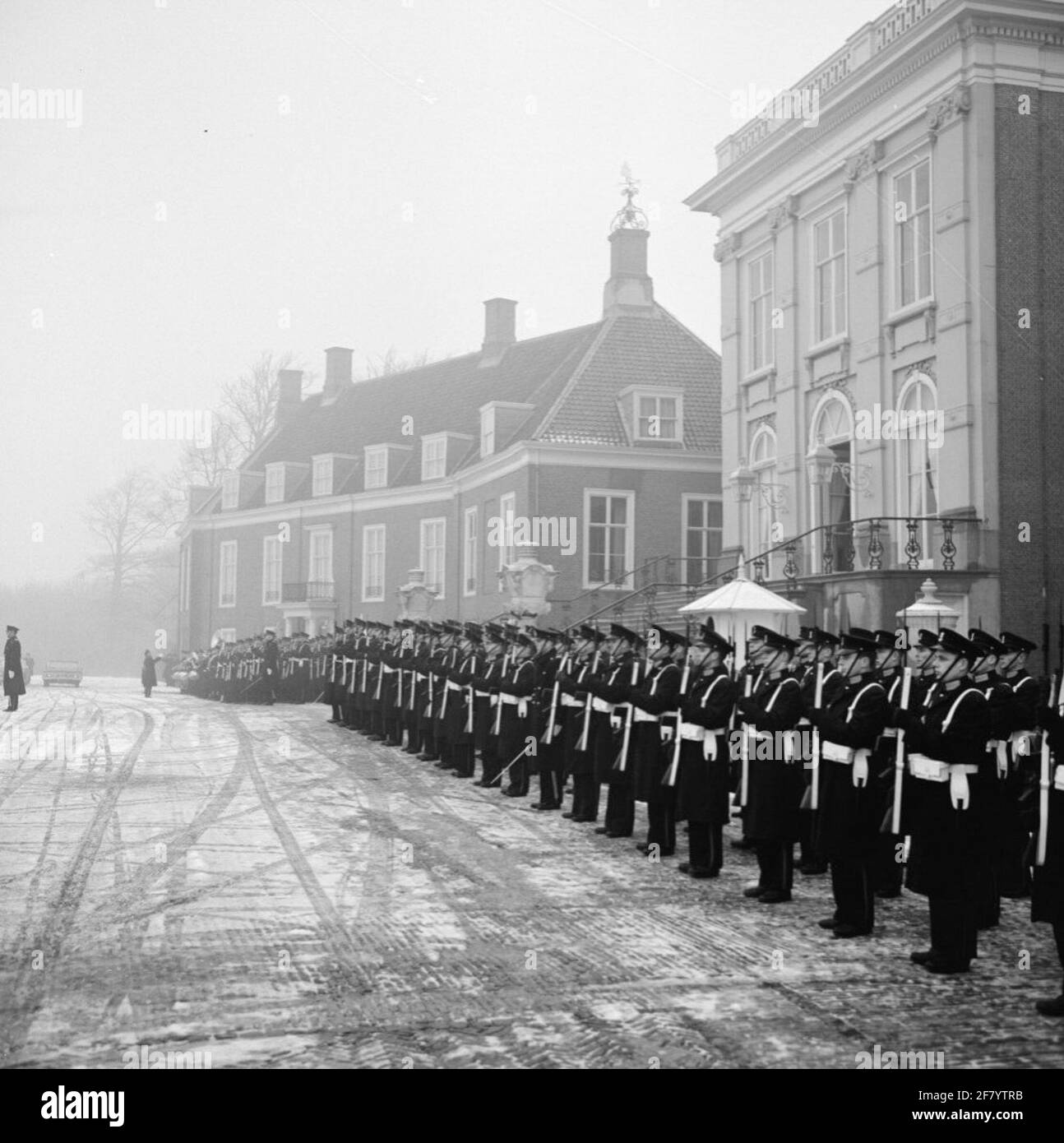 Lorsqu'il offre des lettres de créance de l'Ambassadeur de Mauritanie à Koningin Juliana au Palais huis Ten Bosch à la Haye, la garde honoraire est formée par le corps Marines. Banque D'Images