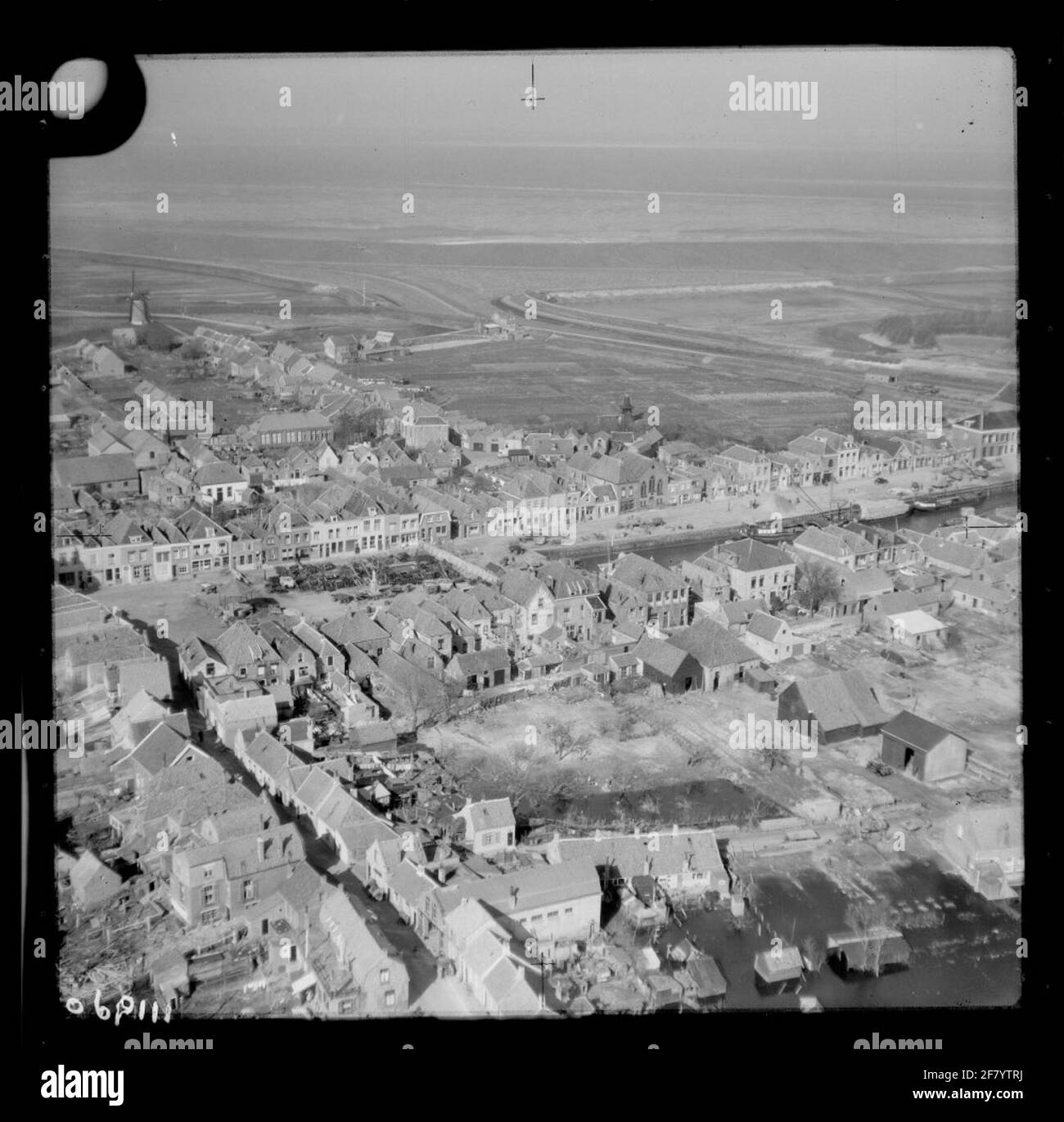 Catastrophe de la pénurie d'eau 1953. Photo aérienne de Brouwershaven et vue d'ensemble de la zone touchée par la catastrophe. Sur la gauche au-dessus du moulin de Haan sur le nord.au milieu du marché avec le kiosque de musique et la statue de Jacob Cats et à droite de lui le canal du port avec le port. Banque D'Images