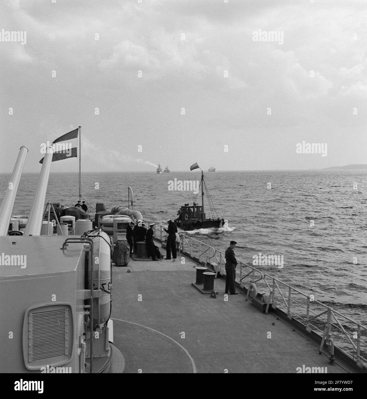 Un pilote suédois vient aux côtés du croiseur HR.Melle Les sept provinces (C 802, navire amiral de Practsmaleel 5) pour transférer un hangar pour le port de Karlskrona, mai 1957. En arrière-plan, les chasseurs sous-marins HR.Mme Friesland (D 812) et HR.Mme Rotterdam (D 818). Banque D'Images