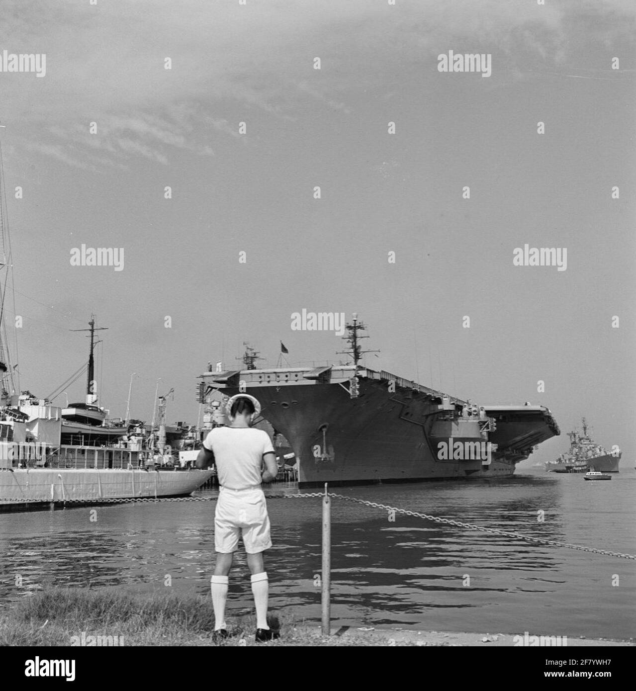 Le navire de vol américain USS Saratoga (CVA 60, 1956) dans le port de Norfolk, Virginie, États-Unis, est photographié par un marin hollandais, juin 1957. Banque D'Images
