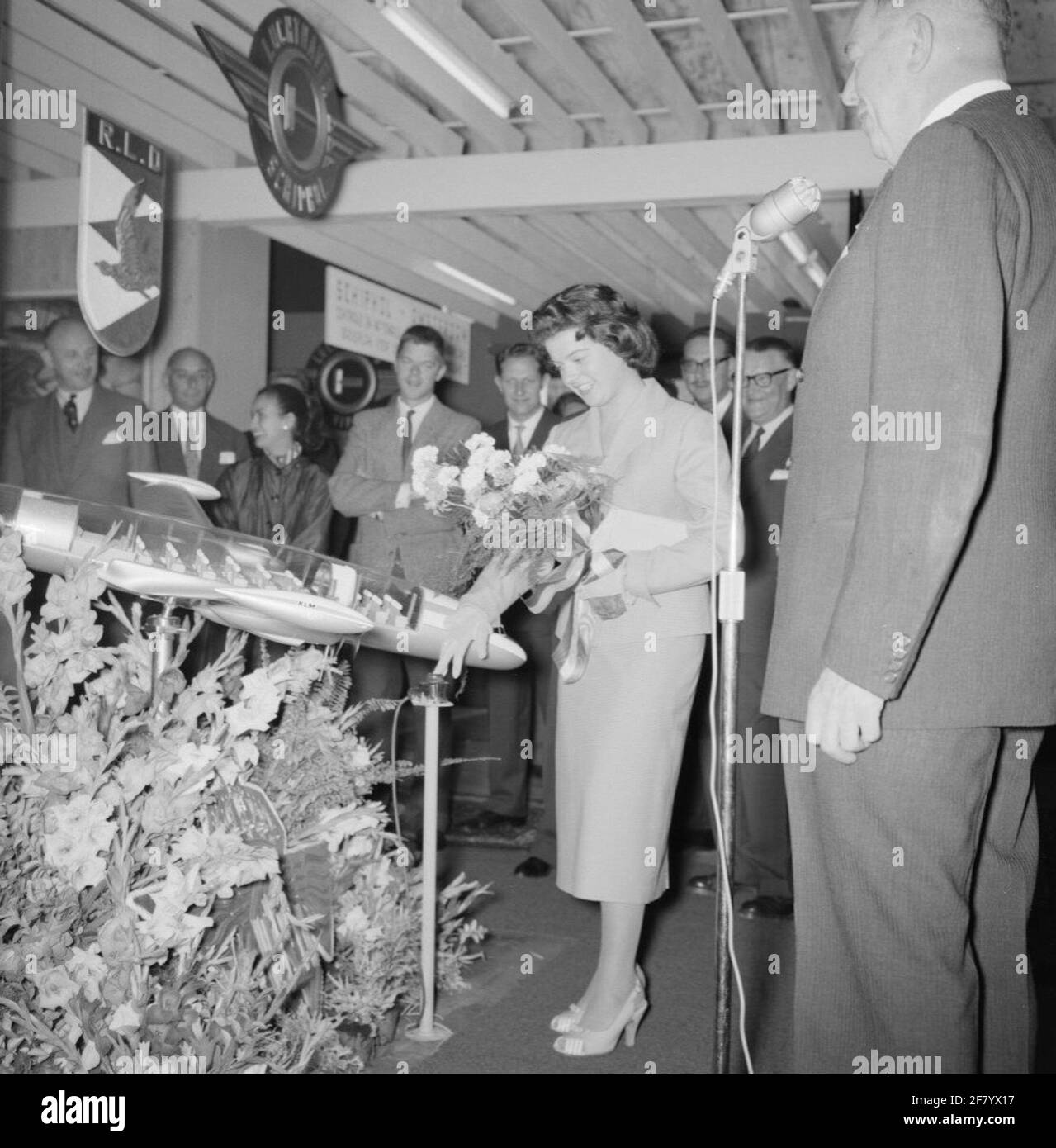 Ouverture d'une exposition aéronautique dans un espace d'exposition de la promenade de détail Lijnbaan à Rotterdam, mars 1957. Banque D'Images